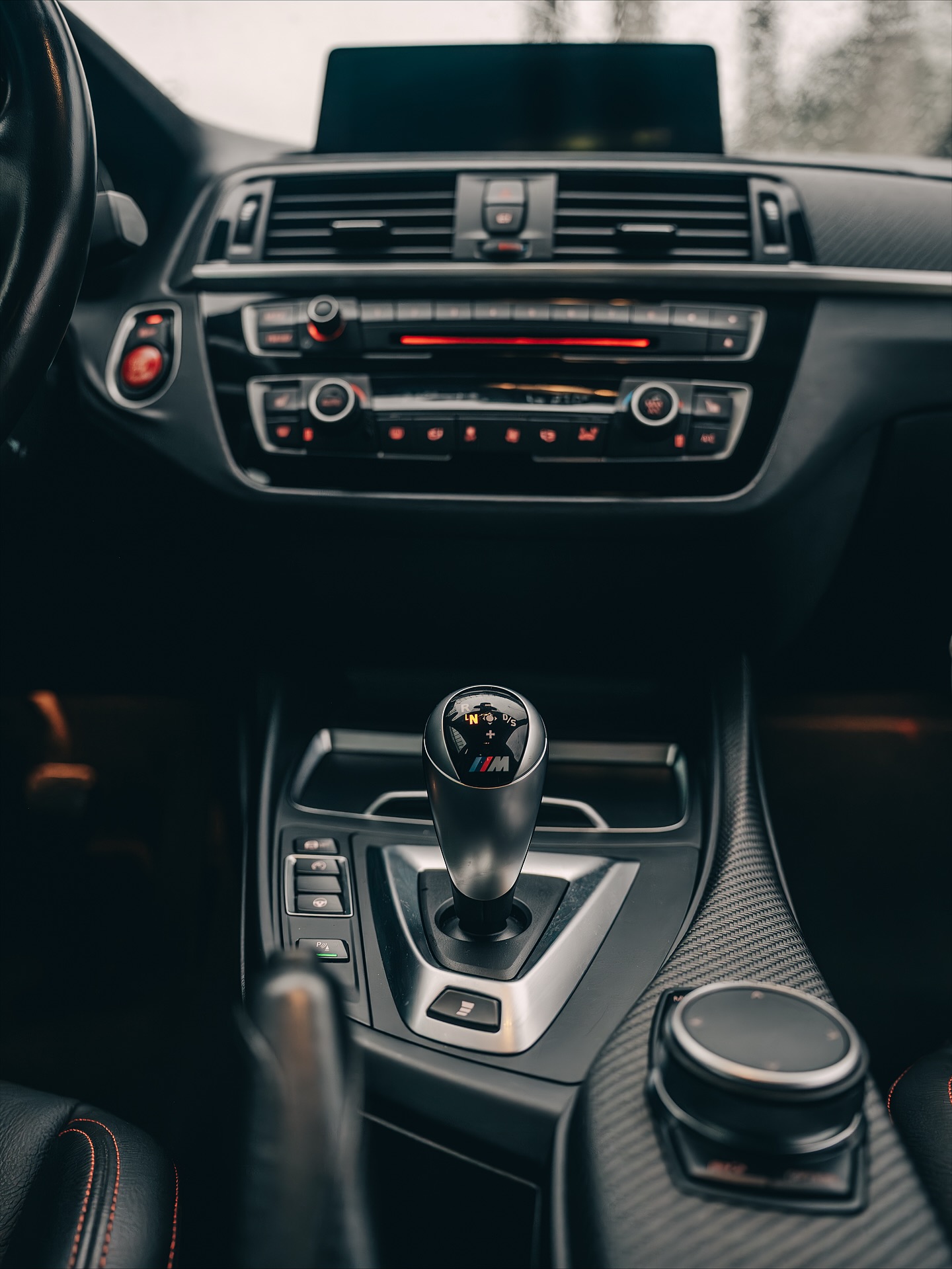 Wejdź do świata precyzji i sportowego charakteru — BMW M2 Competition, którego wnętrze łączy luksus i prawdziwe DNA M Power!
• Sportowa kierownica M obszyta skórą z kontrastowym przeszyciem
• Fotele kubełkowe M z perforowanej skóry i alcantary zapewniające maksymalne trzymanie boczne
• Detale z włókna węglowego i aluminiowe akcenty podkreślające sportowy charakter
• System multimedialny BMW z ekranem Live Cockpit i najwyższą jakością dźwięku
Poczuj czystą esencję M Performance w każdym ruchu kierownicy!
📞 +48 790 300 339
#BMWM2Competition #BMWM2 #MPerformance #BMWInterior #LuxuryInterior #BMWMotorsport #Kraków #LuxuryCarKraków #WypożyczalniaSamochodówKraków #AutoPremium #SportoweWnętrze #CarbonDetails #BMWPower #k2luxuryrent