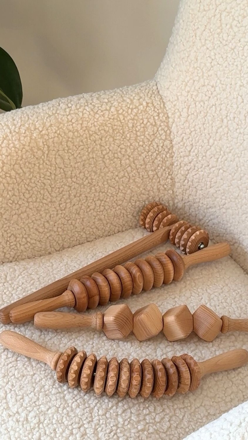 La maderotherapie, ou l’art de sculpter avec le bois… ✨
⚠️ on devient vite accro…
Cependant, il est nécessaire de suivre quelques recommendations si tu veux obtenir des résultats visibles et durables !
➡️ une alimentation peu inflammatoire et équilibrée
➡️ une bonne hydratation (minimum 2L d’eau par jour 💦)
➡️ limiter le sel de manière excessive !
➡️ mettre son corps en mouvement pour stimuler la lymphe et augmenter la dépense énergétique…
➡️ et… de la régularité dans tes séances !
💌 Dis moi en commentaire si tu as déjà testé ce soin !
#maderotherapie#maderoterápia#cellulite#soinscorps#body#corps#bodybuildinglifestyle#bodycare#wellness#wellnessjourney#skincare#routine#bienêtre#bodycare#lifestyle#lifeisgood#instafood#insta