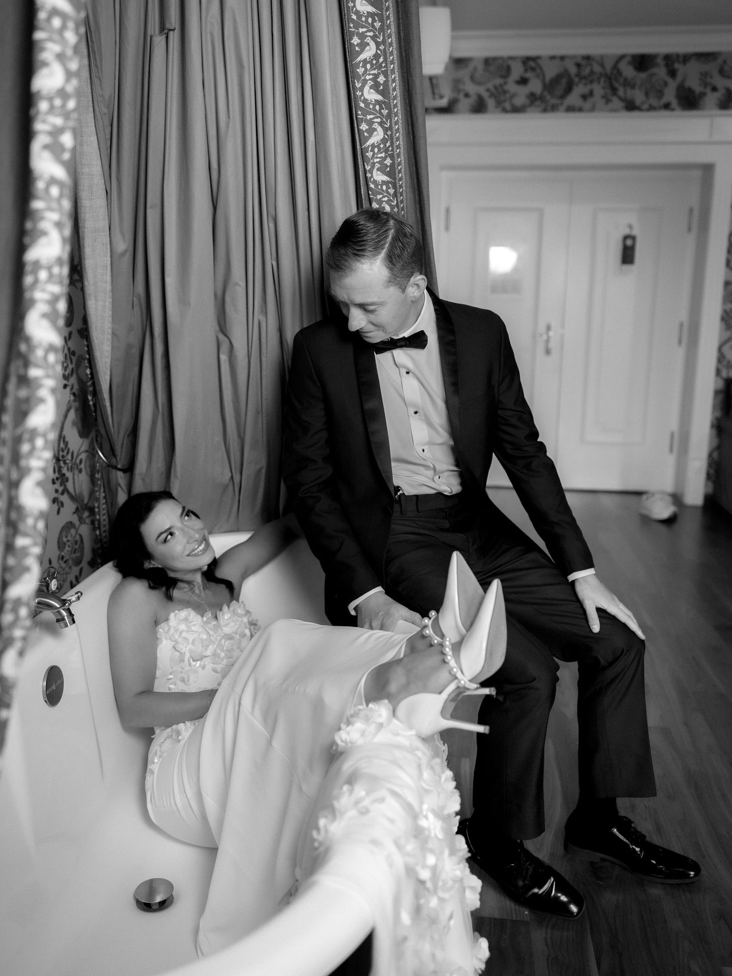 One of my favourite elopements from 2024: A+M, from @chateau_gutsch in Luzern to Meggenhorn for their couple photoshoot!
Bride: @asmafarag
Make up and hairstyle: @flor_bustos_makeupartist
#luzern #chateaugütsch #meggenhorn #elopeinswitzerland #photographerluzern