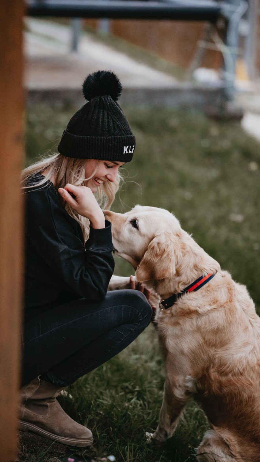 Happy Sunday from me and my furry friends 🐶🐴✨ Cozy layers, crisp air, and endless smiles. My #KLEAHEART winter beanie has become my go-to for chilly days — soft, warm, and effortlessly cute. Perfect for long walks, stable mornings, or just a peaceful Sunday moment.
.
📸 @lisaelmiger_photographie
#KLEAHEART #winterbeanie #cozy #sundayvibes #winterstyle
