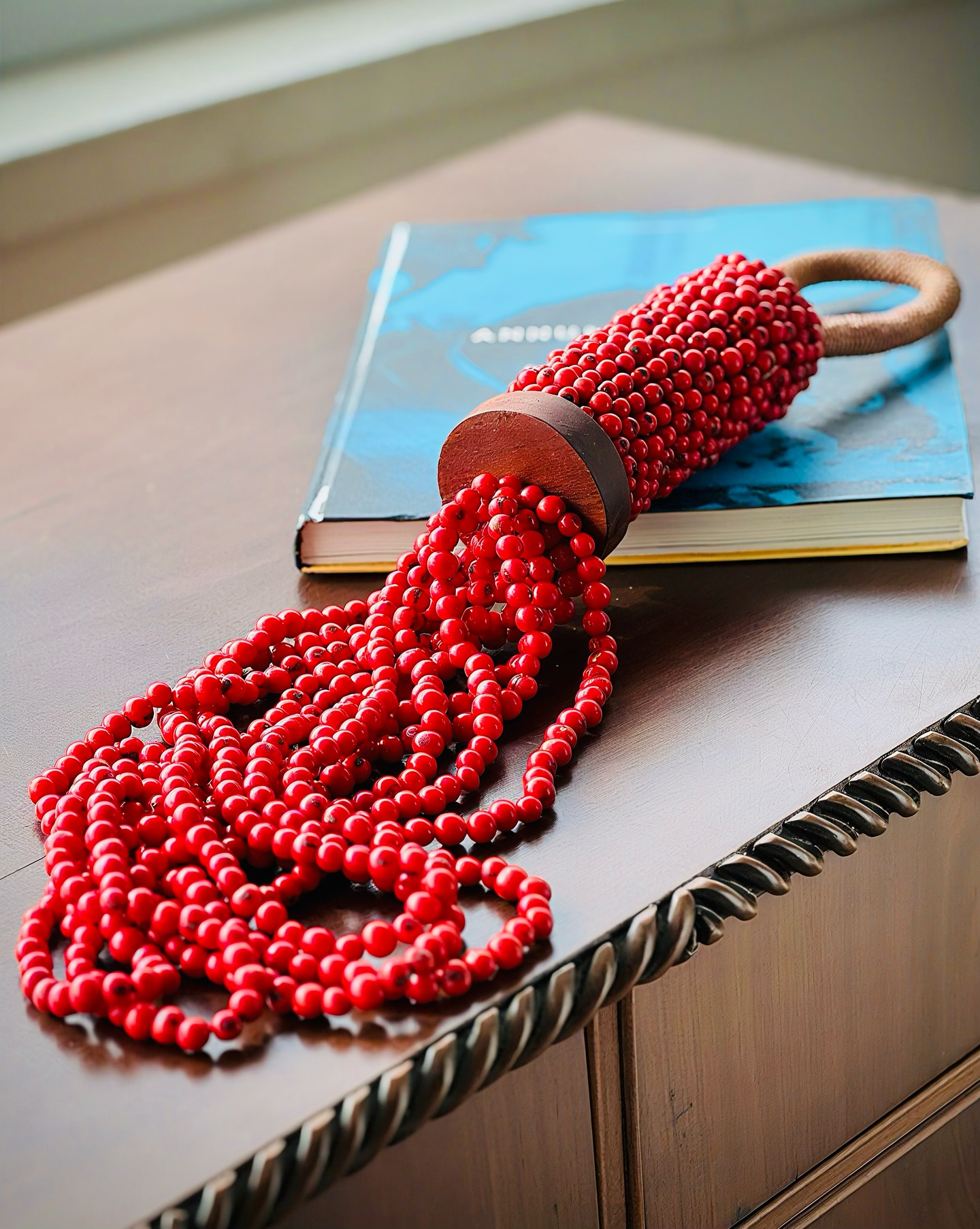 Nosso colar de mesa em sementes de açaí tingidas em vermelho, peça em madeira maracatiaia e alça em fibra do tucum realça um aparador antigo e harmoniza o ambiente lindamente apoiado em um livro grande.
Para garantir essa peça, entre na nossa loja virtual e aproveite, também, o FRETE GRÁTIS para compra de quaisquer produtos pronta entrega.
#luxosustentavel
#decoracaodeinteriores
#arquiteturadeinteriores