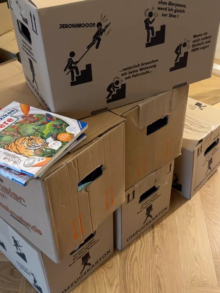 Can‘t Stop US 💪
Wir sind bereit für unseren nächsten Aufenthalt in neurologischen Kinderklinik #schönklinikvogtareuth! Und nachdem unsere Eltern von so vielen Freunden und Unterstützern gefragt werden, wie es uns ergeht, haben wir unserer Mutter erlaubt auf diesem Kanal unsere Highlights zu posten 😜
Wir sind gestern mit kleinem Gepäck angereist, haben voller Freude unser „altes“ Zimmer bezogen und erste High Fives mit den bekannten Schwestern und Ärzten ausgetauscht 😎
#nieaufgeben #leucodystrophie #kindermitbehinderung #zusammenstark