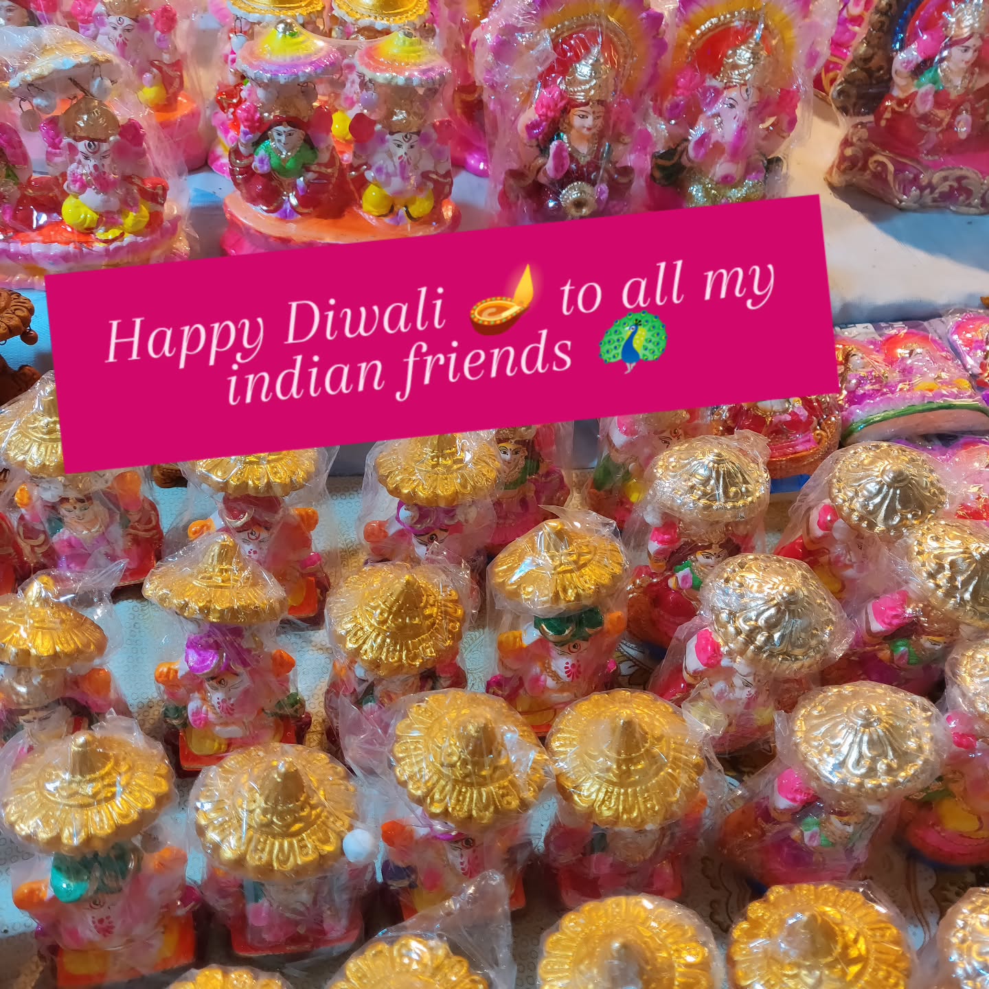 Happy Diwali to all my indian friends 🦚🪔
Diwali représente la Fête des Lumières en Inde, c'est un peu notre Noël à nous.
Les maisons sont décorées de lampes à huile et de guirlandes, et les familles prient la déesse Lakshmi🙏🏻🪔🏡.
Diwali 🪔 c est aussi l’occasion de retrouver sa famille et ses amis, d’offrir des cadeaux, de partager des douceurs et d'admirer les feux d’artifice 🎆.
Et toi tu as déjà entendu parler de Diwali ou tu as eu l'occasion d'y participer ? Réponds en commentaire et mets un ❤️ si tu aimes ce post.
#Diwali #fêtesdeslumieres #India #memory #HappyDiwali 🪔# By Delhilou 🌈