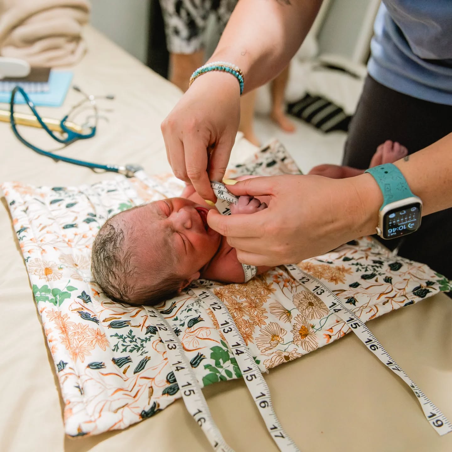 Midwives and birth workers know that these first assessments are more than just numbers. They are a sacred check-in, a gentle honoring of new life.
Birth isn’t clinical here. It’s connection, care, and deep respect.
#homebirth #arizonabirthphotographer #phoenixbirthphotographer #westvalleybirthphotographer #westvalleymidwives #waterbirth #birthworker #documentarybirthphotography #postpartummoments #newborndetails #babydetails