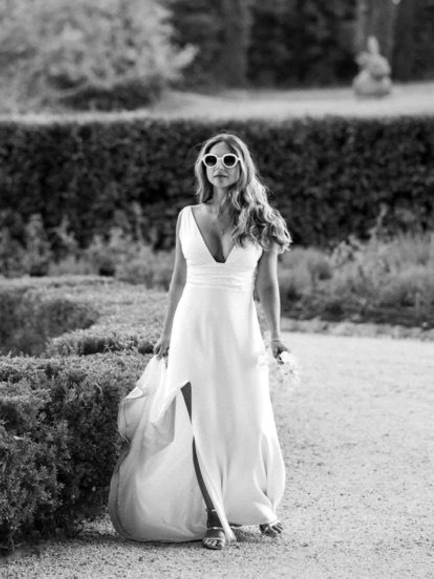 Samantha 🤍
La rayonnante Samantha a choisi pour sa robe de mariée une robe fluide en crêpe de soie avec une fente, un joli décolleté devant et une ceinture plissée pour venir marquer sa taille. Un haut en tulle brodé suivant la forme de la robe et avec des manches bouffantes vient compléter la tenue pour rendu moderne et féminin.
📸 @annkellyphotography