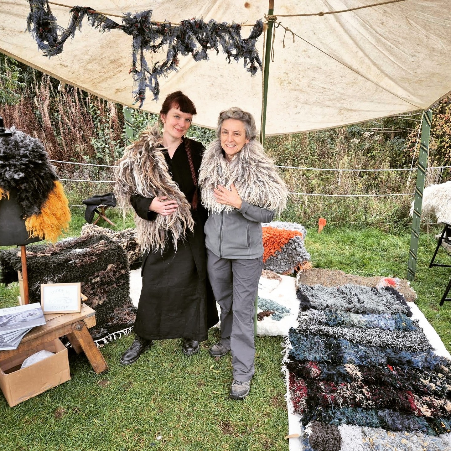 We had a wonderful weekend at @butserancientfarm, showing off our #forgottenfleecetales books and crafts on my stall, as well as meeting writers and makers from across the UK. @aliciaanneadams gave a lecture and told some stories in a traditional Anglo-Saxon hall, and we explored the beautiful reconstructed Stone Age, Bronze Age, Iron Age and Roman buildings around the farm. Thanks to everyone who attended Alicia's talks and checked out my rugs!
#weaver #weaving #weaversofinstagram #fibreart #fibreartist #slowcraft #traditionalcraft #scottishwool #sustainablecraft #recycledwool #bookfest #butserancientfarm #vikingreenactment