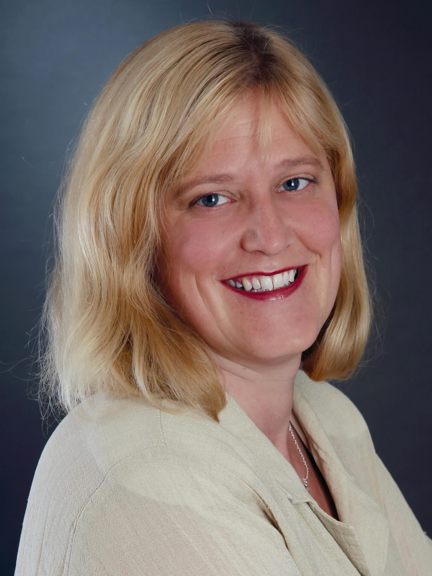 Anja Simon wurde in Koblenz geboren und sammelte ihre ersten sängerischen Erfahrungen in einem Kinderchor, mit dem sie Konzertreisen durch ganz Europa und in die USA unternahm und bei Opernaufführungen des Theater Koblenz mitwirkte.
Sie studierte Musikwissenschaft, Germanistik und Publizistik in Mainz und Berlin, schloss ein Studium zur C-Kirchenmusikerin und eine Ausbildung zur Logopädin ab. Seit ihrem 18. Lebensjahr erhielt sie regelmäßig Stimmbildung/Gesangsunterricht und nahm an Meisterkursen teil. 2006 besuchte sie die Meisterklasse des Rundfunkchores Berlin.
Sie tritt sowohl solistisch, als auch in verschiedenen Kammermusikformationen und Chören auf (RIAS-Kammerchor, Vocalconsort Berlin, Sirventes Berlin u.a.), wobei ihre besondere Vorliebe der Alten Musik sowie der Aufführung zeitgenössischer Werke gilt.
So wirkte sie bei zahlreichen (Ur-)Aufführungen zeitgenössischer Komponisten mit (Mark Andre, Pascal Dusapin, Toshio Hosokawa, Matthias Kaul, Lucia Ronchetti u.a.) und sang unter namhaften Dirigenten wie Pierre Boulez, Pablo Heras-Casado, Sergiu Celibidache, Marcus Creed, Ivan Fischer, René Jacobs, Simon Rattle und Simone Young.
Neben ihrer Tätigkeit als Altistin/Mezzosopranistin ist sie als Logopädin mit Schwerpunkt Stimm- und Klangtherapie (nach Peter Hess) tätig. Stimmlich wird sie derzeit von Sophie Harmsen betreut.
📍 SONUS FEMINÆ am 1. November ab 19:15 Uhr in der @st.elisabeth.villaelisabeth — Tickets via Biolink
📷 © privat
@st.elisabeth.villaelisabeth @miakoklein
#sonusfeminae #sonusfeminae2025 #beyondtheveil #klostermusik #italienischefrauenklöster #italianmonasteries #anjasimon #anjasimonsinger #gesang #altgesang #komponistinnen #femalecomposers #frauenindermusik #womeninmusic #womeninearlymusic #altemusik #earlymusic #musichistory #womeninhistory #concert #konzert #stelisabethkirche #music #berlinmusic #berlinconcert #berlinculture #berlinevent #berlinmitte #berlin