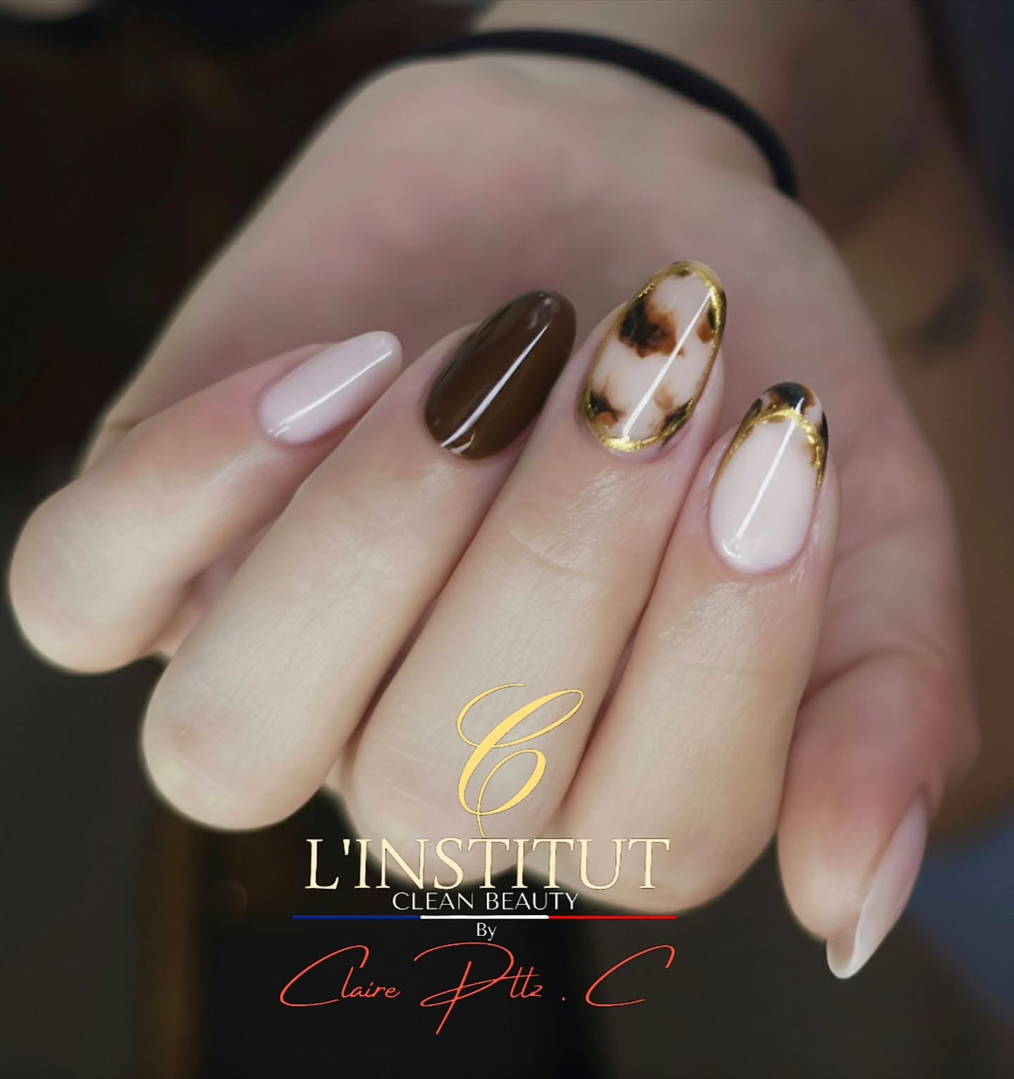 Nail Art Tortoise • The Must-Have Forever ✨🍁
Quand l’écaille de tortue devient bijou sur les ongles…
Une œuvre d’art intemporelle qui renaît chaque automne, réinventée chaque année sous de nouvelles nuances et textures.
Une création sur mesure, réservée à celles qui savent que la perfection se cache dans les détails.👩🎨
L’élégance absolue, entre lumière et sophistication.
⚜️ 𝐂 -𝐋'𝐈𝐍𝐒𝐓𝐈𝐓𝐔𝐓 𝐂𝐥𝐞𝐚𝐧 𝐁𝐞𝐚𝐮𝐭𝐲 ⚜️
SOINS - ONGLERIE - REGARD - ÉPILATIONS
📆 𝗥𝗗𝗩 👉 lien en bio
🚘 A 5 min du centre ville de VALENCE
🅿️ PARKING PRIVATIF GRATUIT🫰
🚍 BUS Citea 4 ou Citea 8 🛑 Demande Arrêt :
🚸Centre commercial ou 🚸Pierre blanche
📍1310 Avenue de la République
07500 Guilherand-Granges
(En face de Auchan et Norauto)
BESOIN DE CONSEILS OU AUTRE DEMANDE ⁉️
Si aucune disponibilité ne vous convient, ou vous ne savez pas quelles prestations choisir, merci de laisser un message au : 07.81.13.48.24
.
.
.
.
.
.
#nailarttortoise #nailcoutureluxe #tortoisenails #manucurehautdegamme #éléganceintemporelle #nailartistparis