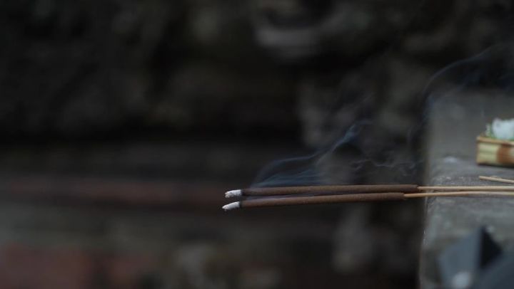 💧 Cool Water Tütsü: Ferahlığın ve Temizliğin Simgesi! 🌊✨
Darshan’ın Cool Water tütsüsü, okyanus esintisini ve serin su notalarını bir araya getirerek ortamınıza ferahlatıcı ve canlandırıcı bir atmosfer kazandırır. 🌬️💙
Ağır ve nemli kokuların yerine, temiz, taze ve huzur verici bir hava bırakır. Evde, ofiste veya meditasyon alanında kullanarak günün stresini geride bırakın ve ferahlığın enerjisini hissedin! 🌿🌊
#CoolWater #DarshanTütsü #FerahKoku #OkyanusEsintisi #TazeHava #Aromaterapi #EvDekorasyonu #Rahatlama #DoğalEnerji #TütsüKeyfi