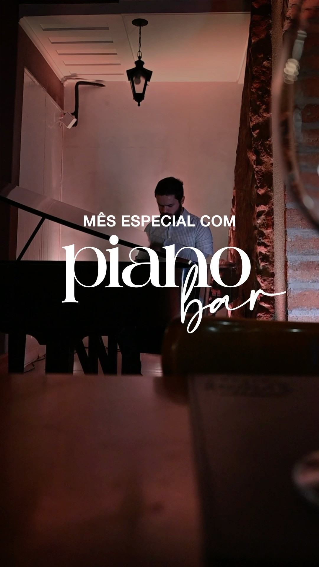 Segunda com clima leve, piano ao vivo e pizza quentinha na Villa para começar a semana bem!
