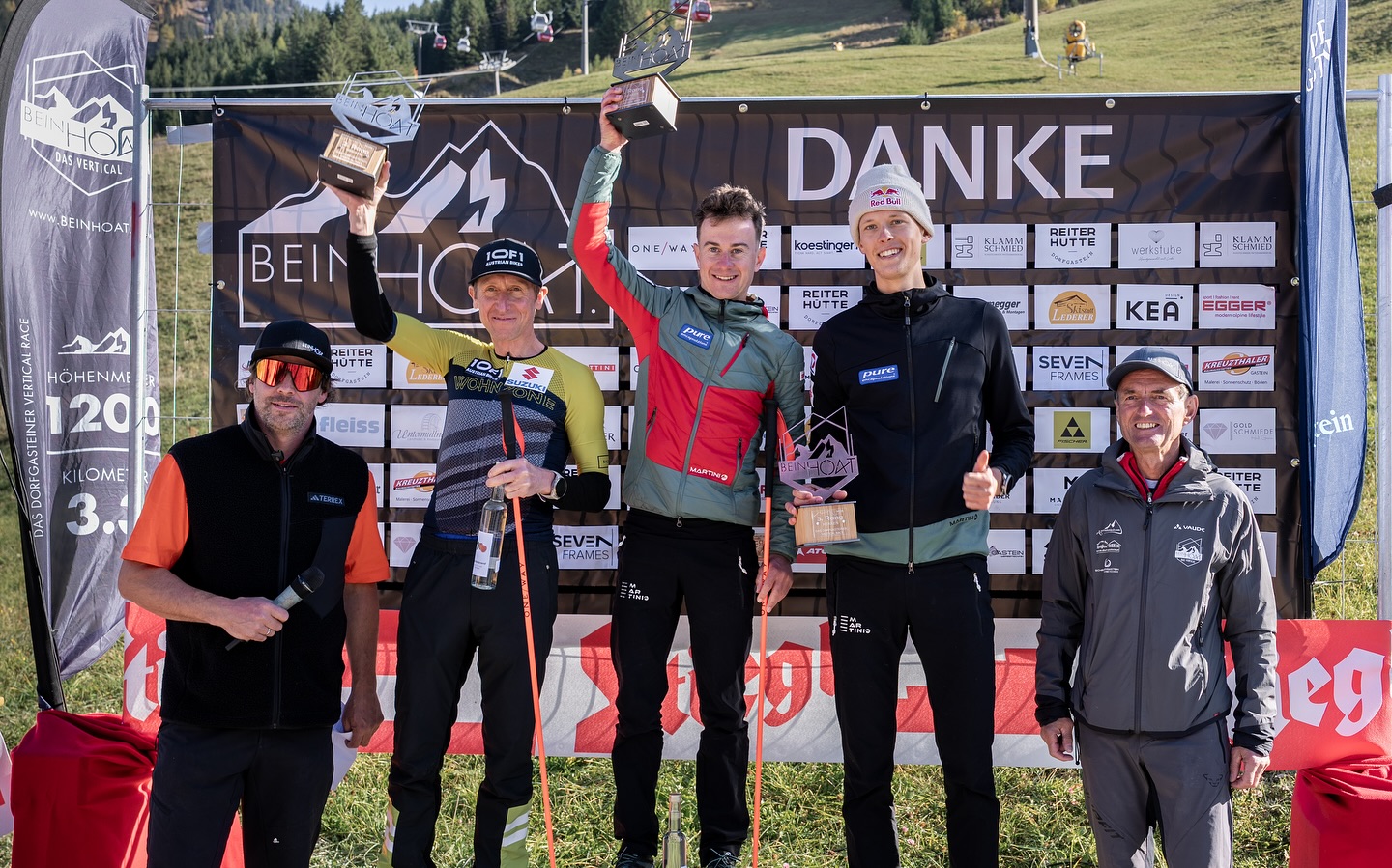 BEINHOAT 2025 – das sind die Sieger! 🏆
Mit 319 Läufer:innen am Start und 95 unter einer Stunde war das diesjährige Rennen einfach unglaublich – sensationelle Zeiten mit Top-Athlet:innen! 💥
Ein riesiges Danke an alle Teilnehmer:innen, die alles gegeben haben, an die fleißigen Helfer:innen und an die tollen Fans – ohne euch wäre dieses Event nicht möglich gewesen! 🙌💪
Wir freuen uns schon jetzt auf BEINHOAT 2026 am 17. Oktober – merkt euch das Datum! 📅
📸 Die restlichen Fotos folgen in Kürze.
Männer Allgemein
🥇 Christof Hochenwarter – 38:47
🥈 Christian Hoffmann – 39:58
🥉 Paul Verbnjak – 40:08
Damen Allgemein
🥇 Sarah Dreier – 49:38
🥈 Evi Gudelius – 50:33
🥉 Linda Fölsner – 53:20
Männer Senior
🥇 Reinhard Hurth – 47:48
🥈 Manfred Sturm – 51:13
🥉 Wolfgang Ertl – 54:33
Damen Senior
🥇 Michaela Voithofer – 1:06:49
🥈 Michaela Barth – 1:09:33
🥉 Daniela Rehrl – 1:09:52
Männer Junior
🥇 Felix Köstinger – 1:02:55
🥈 Luis Seer – 1:04:16
🥉 Philipp Kaltenecker – 1:07:43
Damen Junior
🥇 Emilia Voithofer – 1:01:45
🥈 Franziska Egger – 1:14:21
🥉 Viktoria Portenkirchner – 1:24:23
Gasteiner Meister
🏆 Stefan Rieser - 47:28
🏆 Anna Enzinger - 1:01:47
Herzlichen Glückwunsch an alle Sieger:innen und Teilnehmer:innen! 🎖️💪
#beinhoat #beinhoatdasvertical