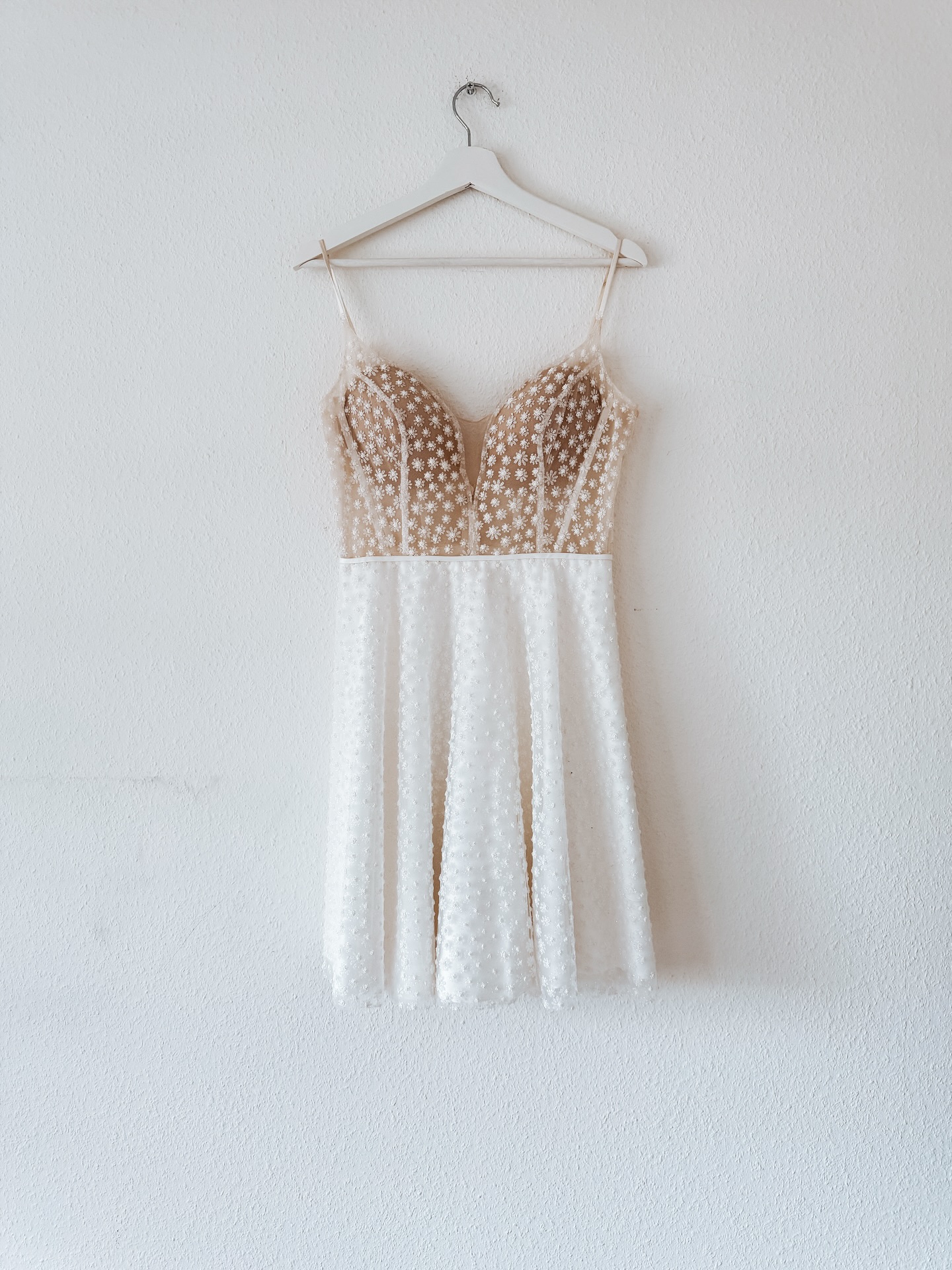 Kleid Flavia 🤍
Grösse 38, kurzes Kleid
Ein kurzes A-Linien-Brautkleid in Ivory, das schlichte Eleganz und moderne Leichtigkeit vereint. Das Oberteil ist aus transparentem Tüll und mit feinen Applikationen verziert. Die Details setzen sichauf dem fliessenden Rock fort, der weich fällt. Die dünnen Träger zaubern eine wunderschöne Schulterpartie.
Ready to love me? Danke Flavia!