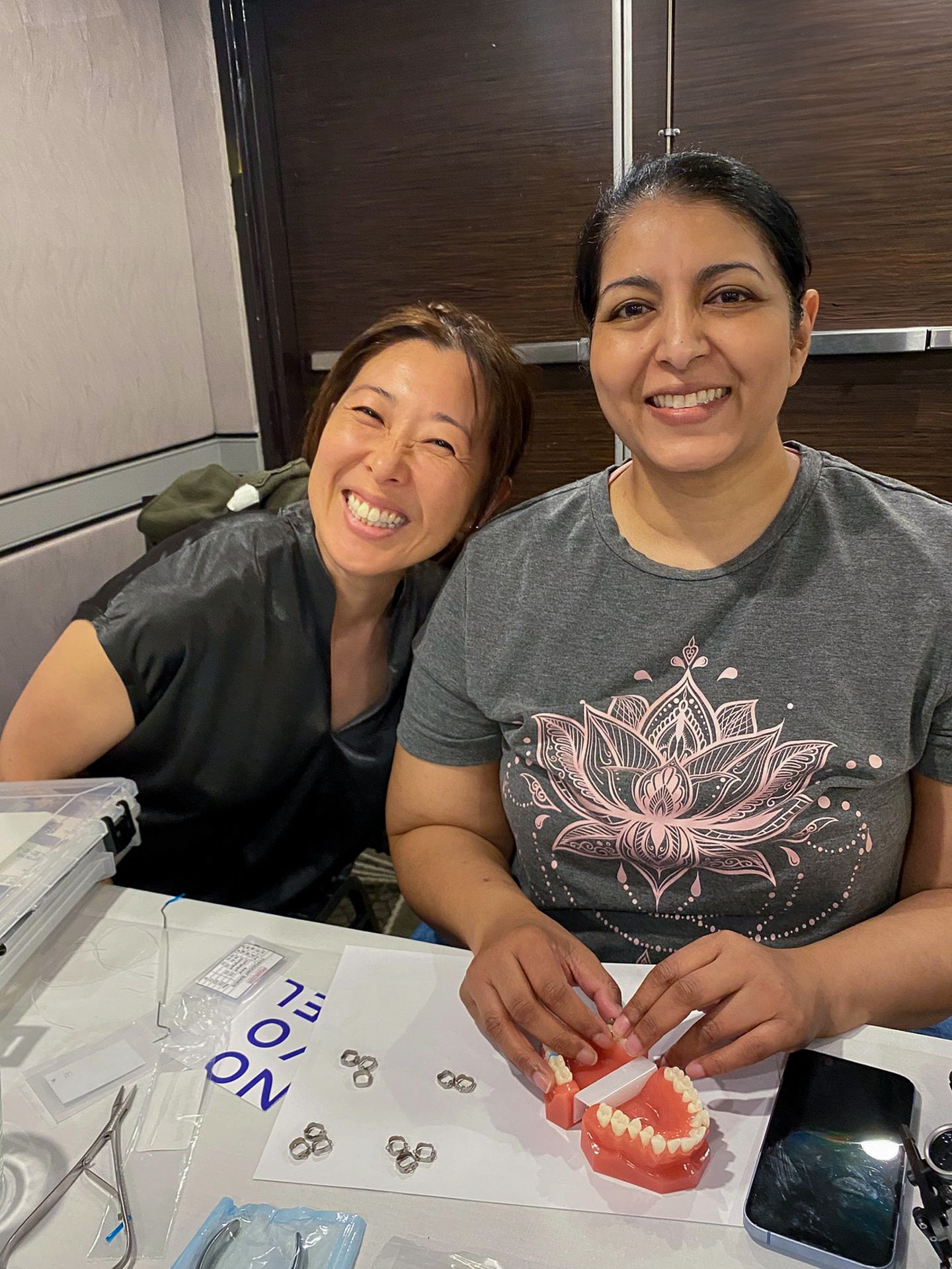 Our Sydney #25 class got some hands-on learning placing #brackets with Dr. Charlie Kahwagi! These doctors are doing great work and have taken a huge step in their educational journey. Keep it up! 🙌
