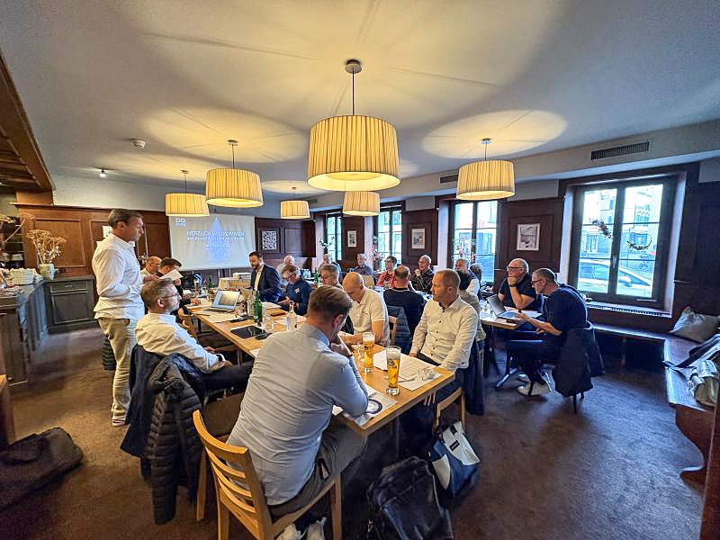 Die Jury hat entschieden! 🏆
Über 20 engagierte Jury-Mitglieder aus Sport, Medien und Wirtschaft gaben ihre Stimmen ab und führten spannende Diskussionen über aussergewöhnliche sportliche Leistungen.
Die Nominierten – und schliesslich die Gewinnerinnen und Gewinner – werden an der Oberaargauer Sportgala vom 27. November 2025 in Langenthal gekürt. 🏆
Wir dürfen gespannt sein, wer dieses Jahr die begehrten Titel nach Hause nimmt – eines ist aber jetzt schon klar: Der Oberaargau hat wieder beeindruckende sportliche Persönlichkeiten hervorgebracht.
#donnerstagclub #donnerstagcluboberaargau #sportgala #oberaargauersportpreis #langenthal #parkhotellangenthal #sportpreis2025