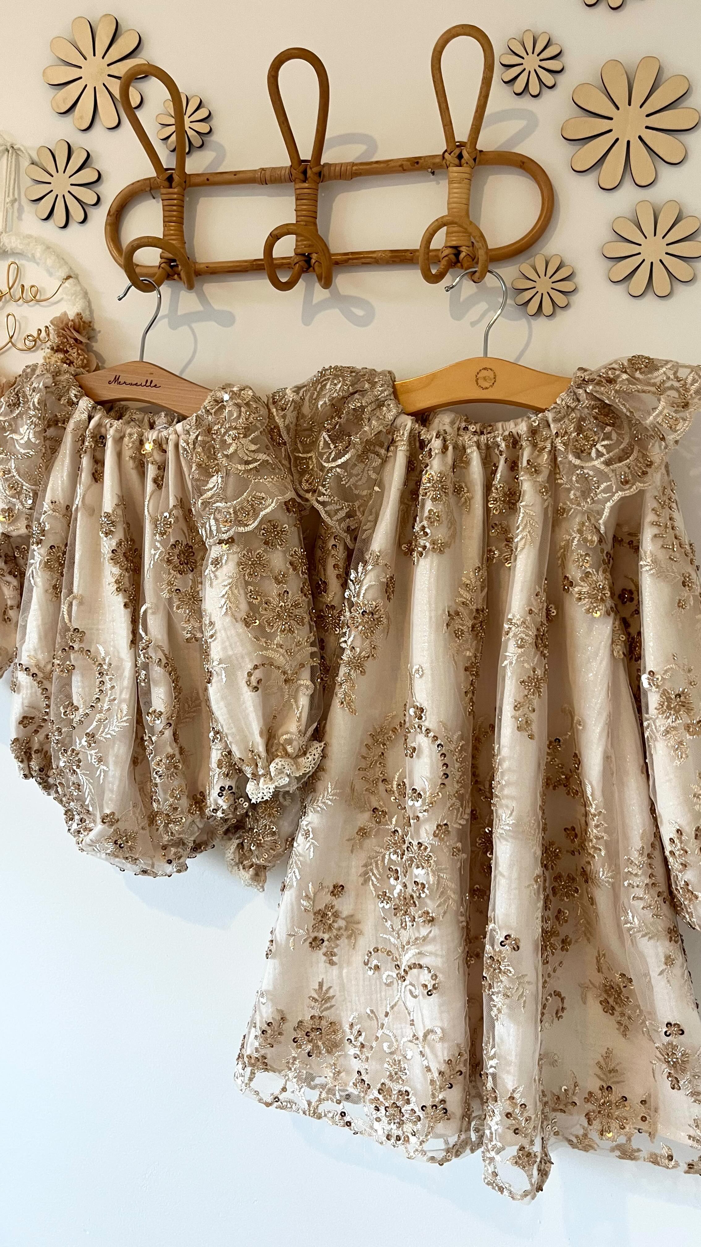 ✨Féerie✨
Voici donc les deux versions de ce sublime modèle !
Alors plutôt team robe ou barboteuse pour votre princesse ?
Disponible directement sur le site internet, attention la collection Noël est en quantité très limitée 🚨
#creatricefrancaise #barboteuse #babygirl #babylook #robe #frenchtouch #cute #lille #confectionfrancaise #éléguance #noel2025 #tenue #feerique