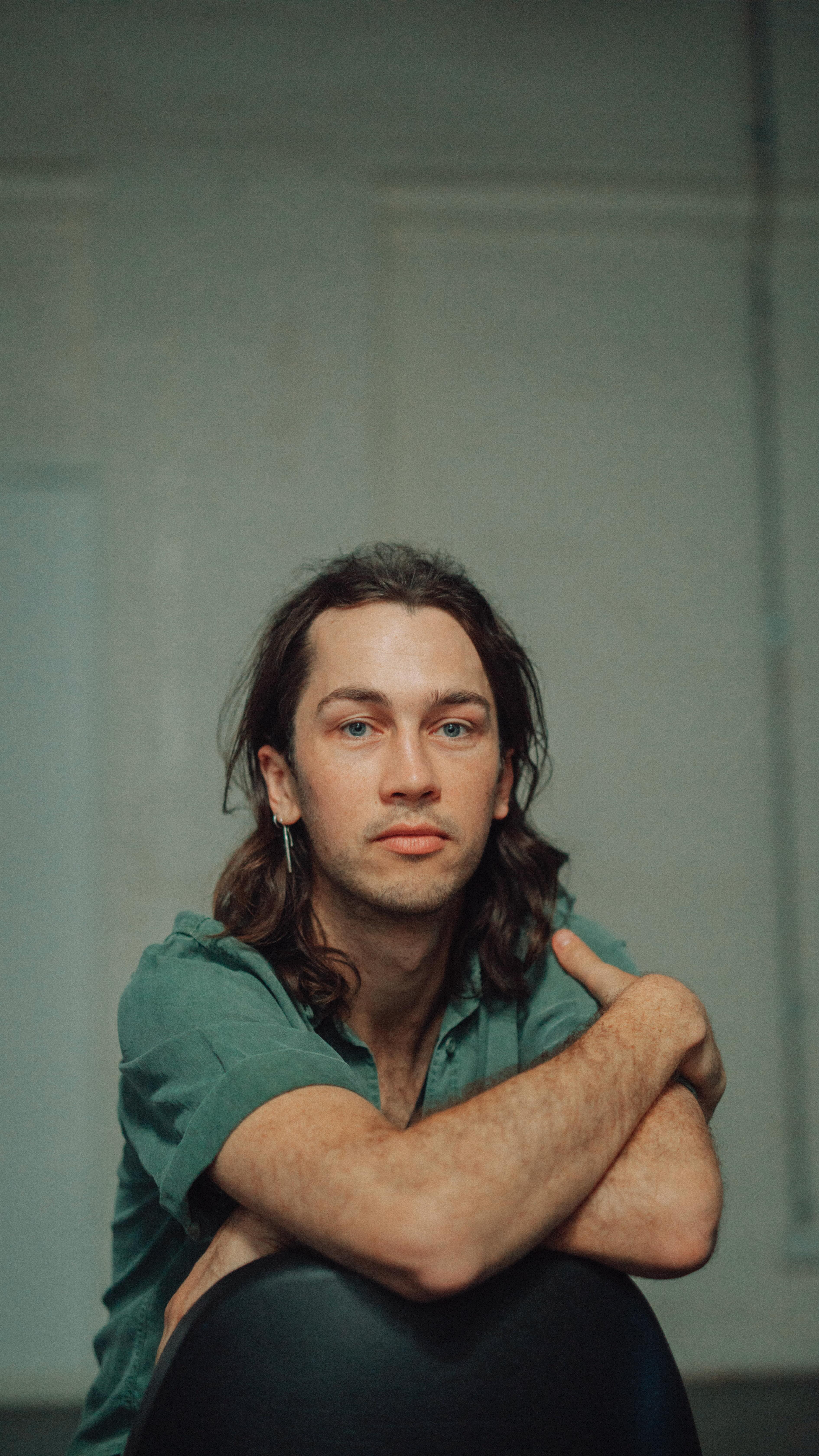 Critically acclaimed Australian singer-songwriter Didirri returns with two companion songs, “A Kind of Moving On” and “Don’t Talk”, both poignant explorations of generational resilience and personal transformation. Together they explore the wordless language of love and inherited courage of change: the intimacy of touch when words fail, and the resilience of leaving the familiar behind—a strength carried through generations.
Chatting to @pipinandtheducks, @didirri_ shares insights into the songwriting process, creating visuals on film and going on tour