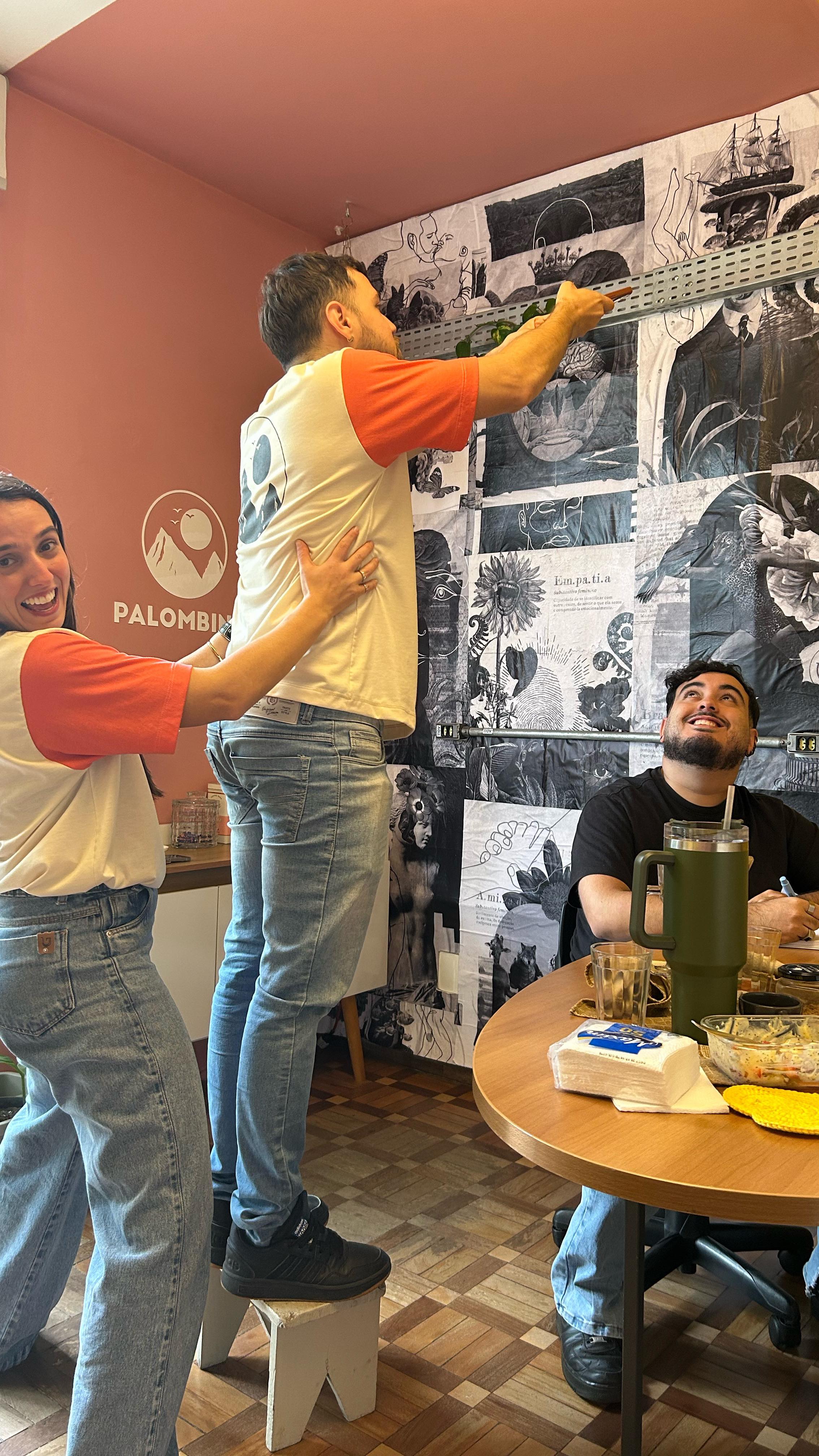 Uma vez, uma cliente me deu uma caneca com uma frase que eu nunca mais esqueci:
“Divirta-se no processo.”
E é sobre isso.
Nada pra mim é mais importante do que me permitir achar graça no caminho, rir dos bastidores, me orgulhar do que tô criando... mesmo quando dá trabalho. 😮💨
Porque se a gente não se diverte, perde o sentido.
E eu não quero criar pra parecer perfeita, quero criar pra sentir prazer no processo.
Criar conteúdo é isso:
transformar o processo em algo divertido, onde a entrega importa, mas o caminho…
é o que faz tudo valer a pena. ✨✌️