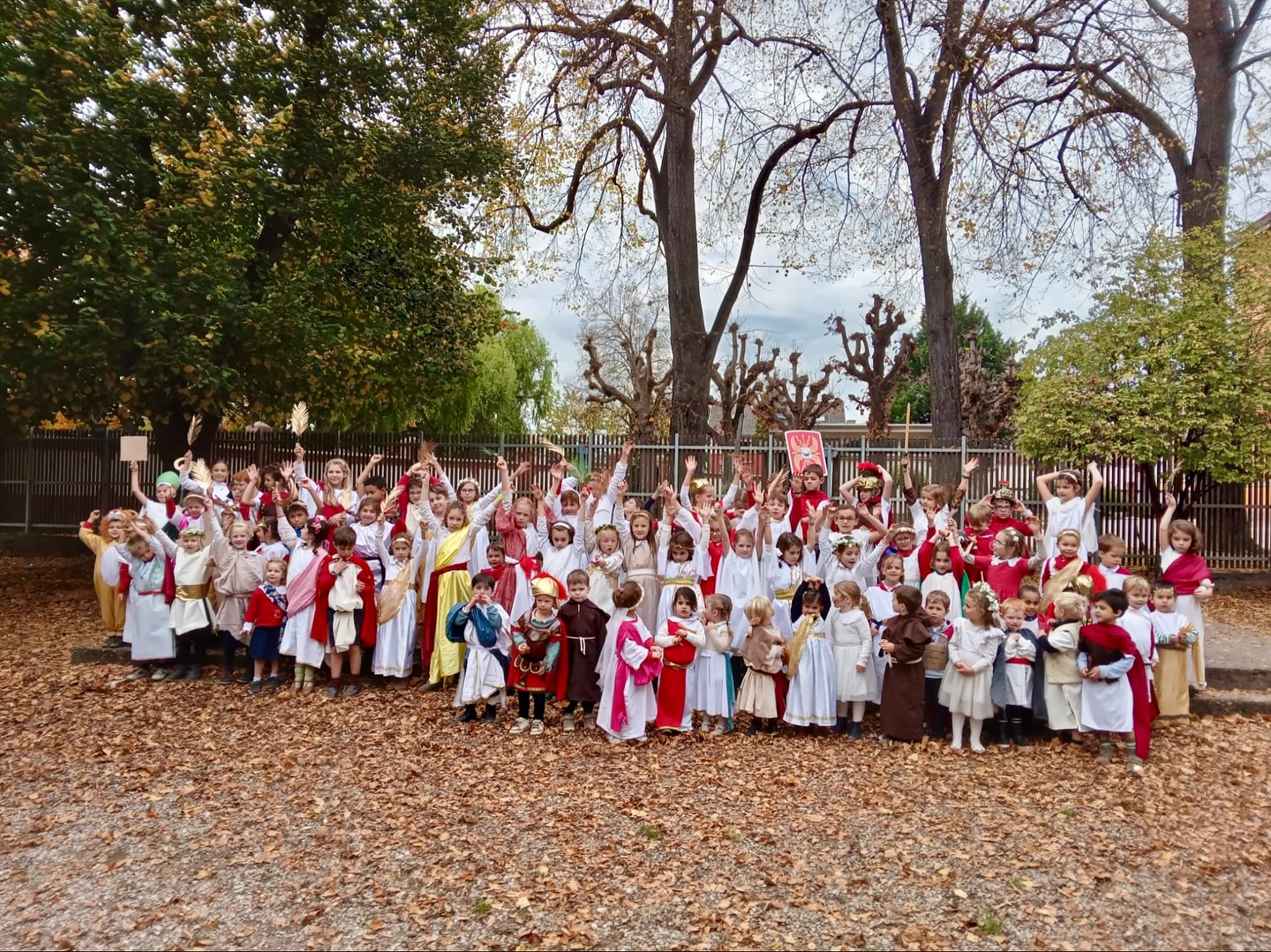 Au cours Herrade de Landsberg, le dernier jour de la première période scolaire se solde par le traditionnel grand jeu de la Toussaint.
Pour se plonger à l’époque de Sainte Cécile, notre sainte patronne d’année, les élèves ont revêtu toges, armures romaines ou les attributs de leur saint patron pour gagner les palmes de la victoire... même les mamans ont endossé leur déguisement !
Jeux d’adresse, jeux de réflexion... les enfants n’ont pas eu recours uniquement à leur esprit de compétition mais bien leur bon esprit de camaraderie et d’entraide, leur enthousiasme naturel !
Inspirés sans aucun doute par Sainte Cécile ils ont composé des bénédicités et des grâces sur des mélodies connues. Bravo à tous et en particulier à l’équipe de la harpe qui remporte la palme d’or et l’équipe du ukulelé qui rafle le prix du bénédicité.
Bonnes vacances !
