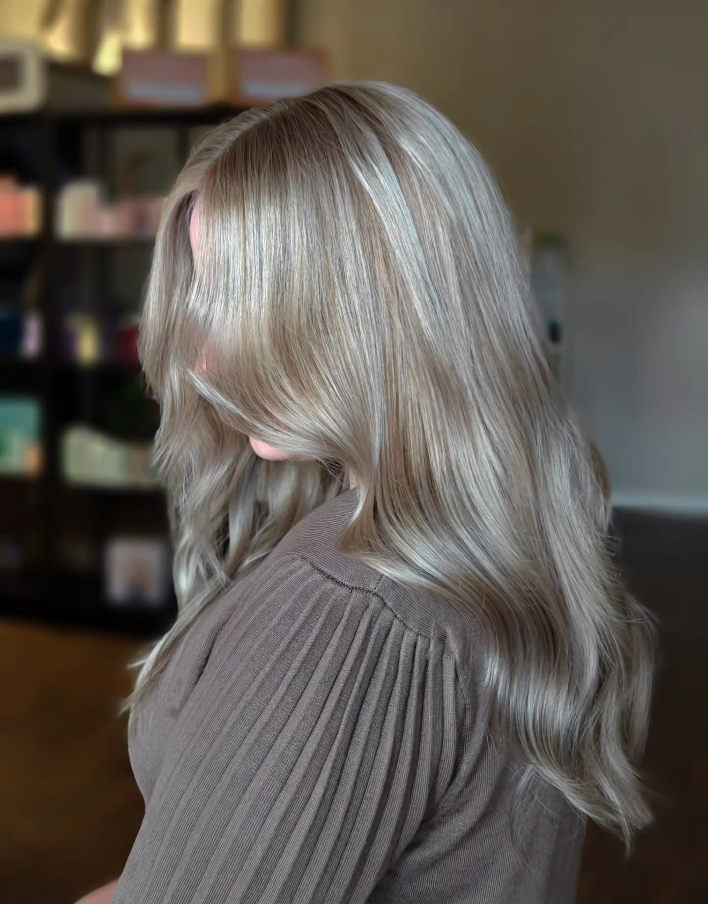 Nää pehmeämmät lived-in blondit on nyt suosiossa🤎
Vaaleat raidat + lowlights + rootshadow
#vaaleatraidat #livedinblondes #vaaleathiukset #pinnilehti