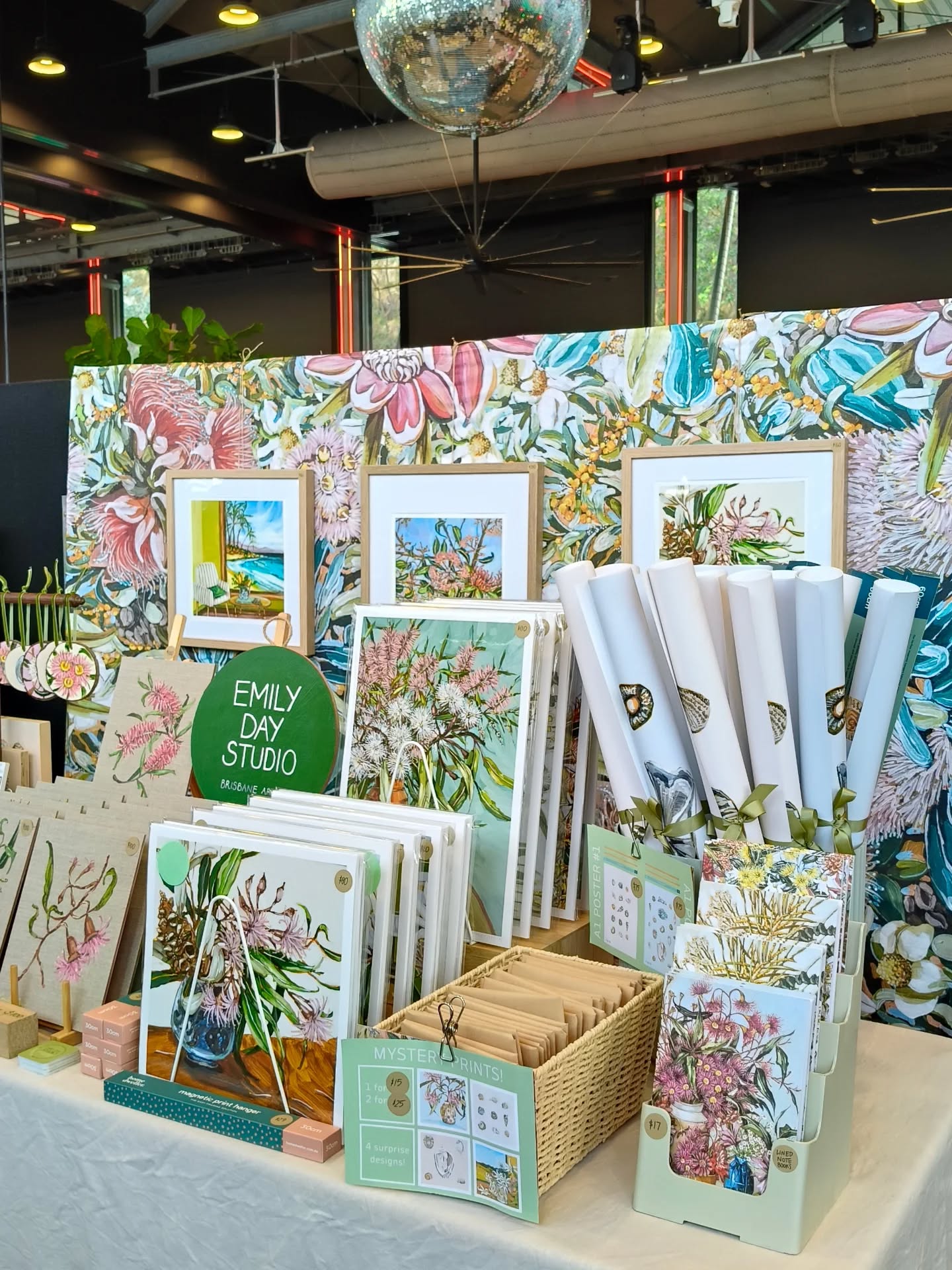 I had the BEST time yesterday at @thegreatartistmarket - it was just so lovely to meet new faces and chat to people who have followed my work for a while. It reminded me how great it is to get offline and connect with community in person - I will definitely be back!
Huge thanks to the TGAM team who made the whole event so seamless 👏🏼