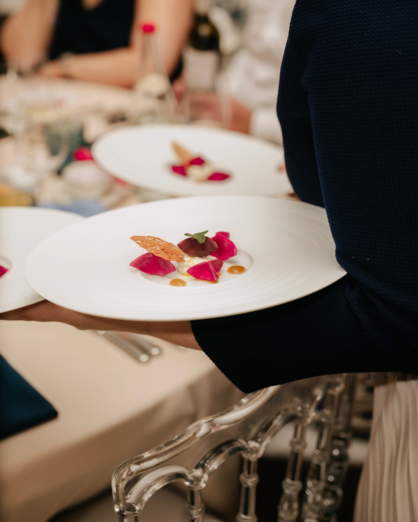 ✨ Le service en action 💫
Parce que chaque détail compte pour faire de votre jour J un moment inoubliable 🤍
#WeddingDay #TraiteurMariage #AmourEtGastronomie #TeamTraiteurM #chefjulienmutschler #julienmutschler #mariage2026 #mariage2027 #foodlover #traiteurevenementiel #vegetalfood 💍👨🍳
Crédit Photo : Camille Schall - CS-Production
