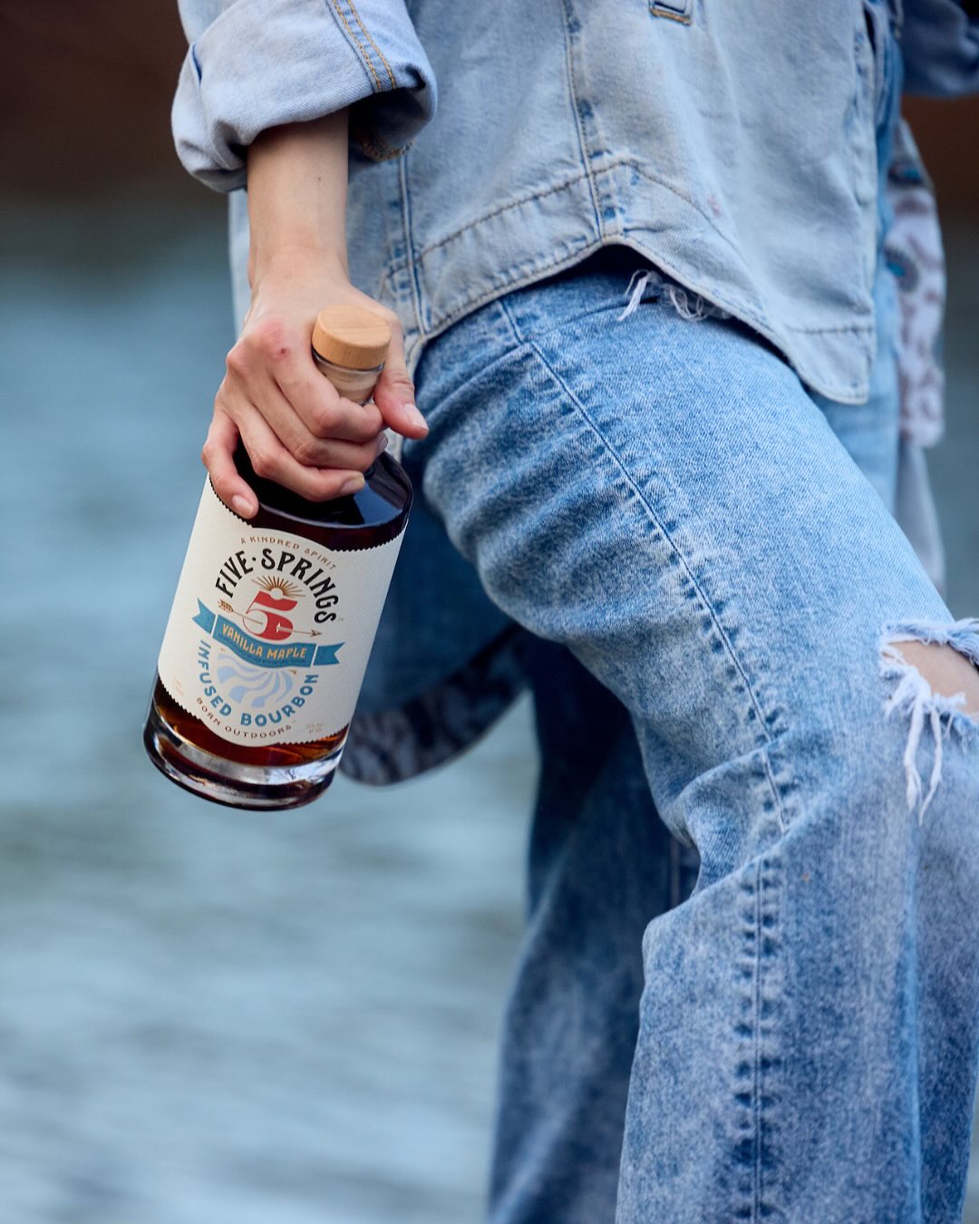 Leaves turning, stylish scarves and boots making their appearance on the way to work… and a beautiful weekend ahead. What a time to enjoy infused bourbon cocktails out back by the firepit.🍁🍂
That’s why we are pumped that all three of @fivespringsbourbon’s infusions were featured in this seasonal “fall favorites” roundup by the editors at Daily Mom.
Thanks @dailymomofficial for including us in this perfectly timed coverage for the spookiest and most cozy time of year.