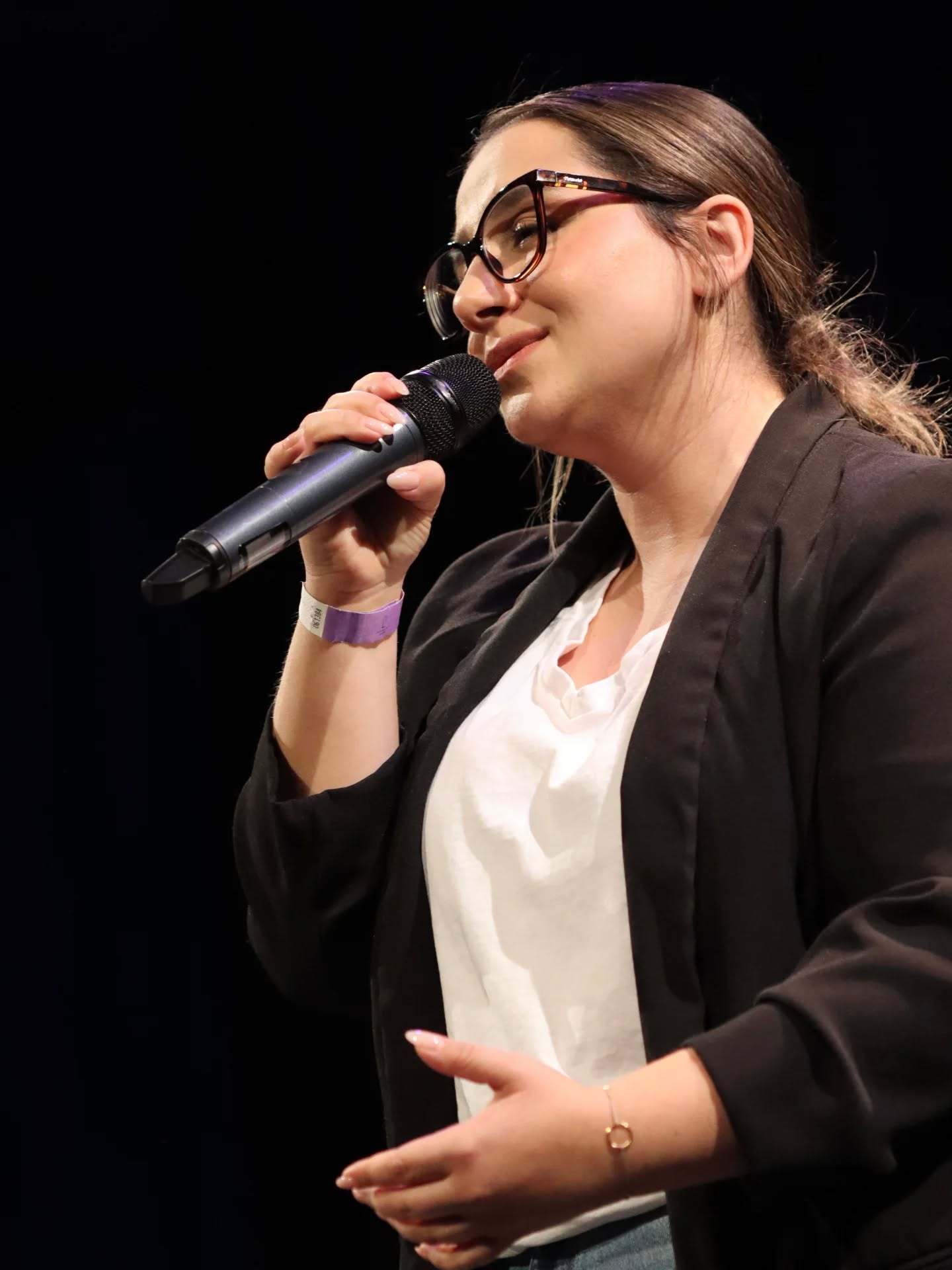 Už je to několik dní od koncertu a my stále vstřebáváme ten nádherný večer. 🥹✨️ @anabell_cz
Velké díky patří našim účinkujícím, kapele a moderátorce. Děkujeme i vám, že jste přišli a podpořili dobrou věc. ❤️
Na všechny naše účinkující se můžete podívat v příspěvku. 🥰
Nejlepší zázemí nám poskytlo @divadloradkabrzobohateho, děkujeme! 🙏🏼
Koncert proběhl ve spolupráci s @ochranny_svaz_autorsky.
📸 @janachrobak