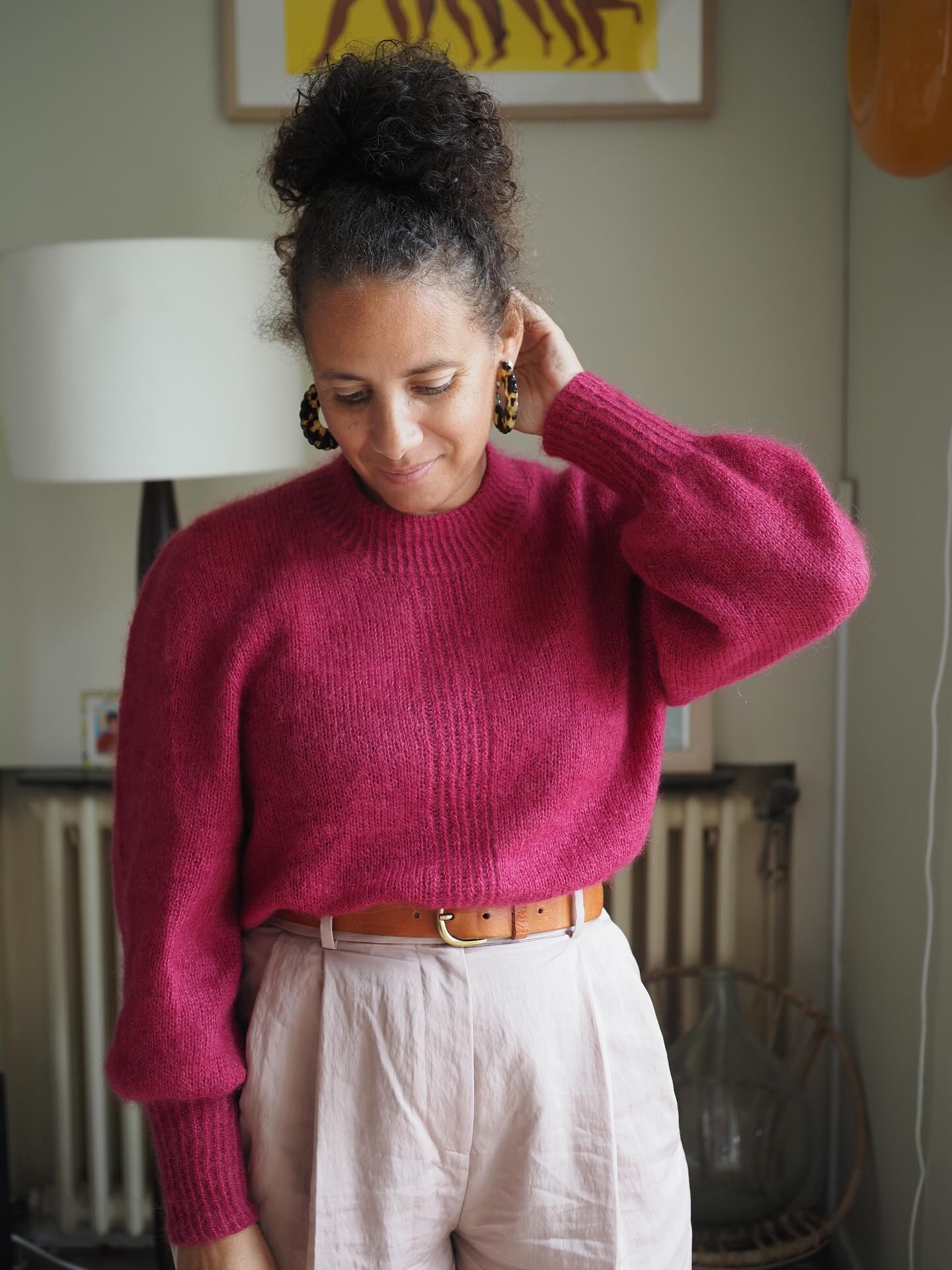 BELLAROSA c’est peu ma blouse tricotée 🩰🛼
Des manches bouffantes avec un long poignet.
Un motif de côtes 1/1 torses sur le milieu.
Une belle construction d’emmanchure qui se fait juste avec un jeu d’augmentations.
Une encolure ronde avec un col montant.
Je suis ravie de l’avoir ressortie de mon placard.🐿️ Retrouvez La Fiche tricot en 9 tailles en français et en anglais sur Ravelry et www.AtelierEmilie.com
Fils . @yarnbysimone 2 de kms tenus ensemble. Couleur La valse d’Amelie.
.
.
#atelieremilie #ateliermiliedesigns
#knitting #knitweardesigner #mohairaddict
#tricotété #summerknitting
#tricot #strikk tricot #jeportecequejetricote
#pullbellarosa #pullbellarosa