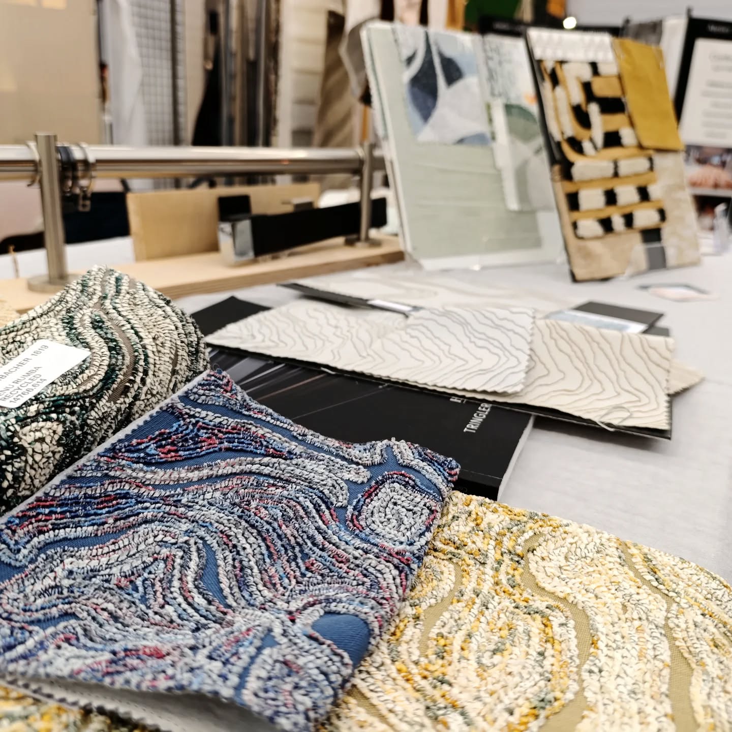 Bienvenue à la journée des artisans créateurs Bretons ! J'y présente mon travail et une sélection de tissus d'ameublement 2026! @lamaisonpierrefrey , @dedarmilano Milano , @casamance_official et @lamutineauxpiedsnus