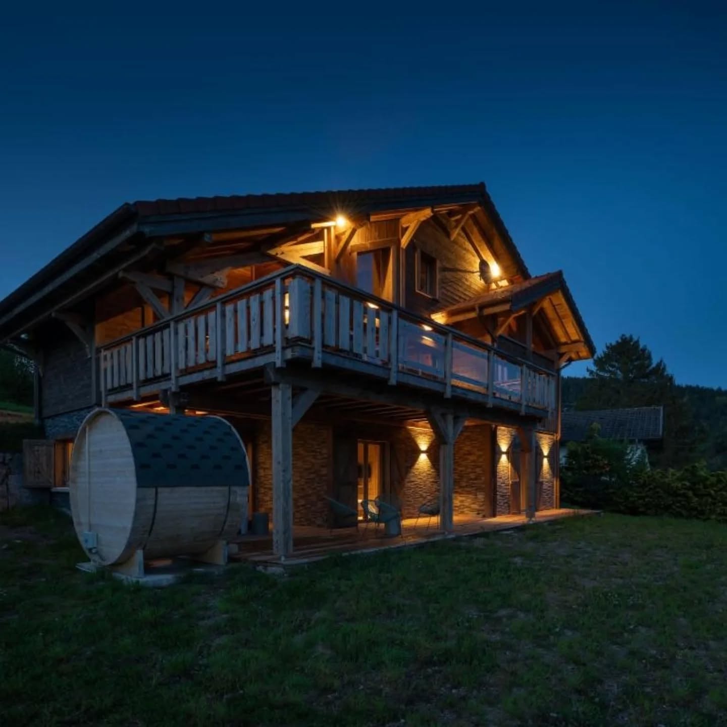 RETRAITE | CORPS CHAUD - ESPRIT CLAIR
14,15,16 novembre
Une parenthèse pour apprendre à connaître les différents états de votre système nerveux et le régénérer profondément :
- 1 causerie autour du système nerveux
- 4 pratiques diversifiées pour intégrer la connaissance
-1 routine matinale à emporter chez soi pour transformer ses journées.
- 1 massage énergétique
- Des repas savoureux & équilibrés
- Sauna & jaccuzi pour se délester
Mettez votre mental sur stop, laissez tous vos soucis devant la porte et nous serons là Marine, Nicolas et Jérémy pour prendre soin de vous.
Il reste 3 places pour s'offrir ce moment hors du temps !
#retraite
#yoga
#vosges
#gérardmer
#systemenerveux
#regeneration