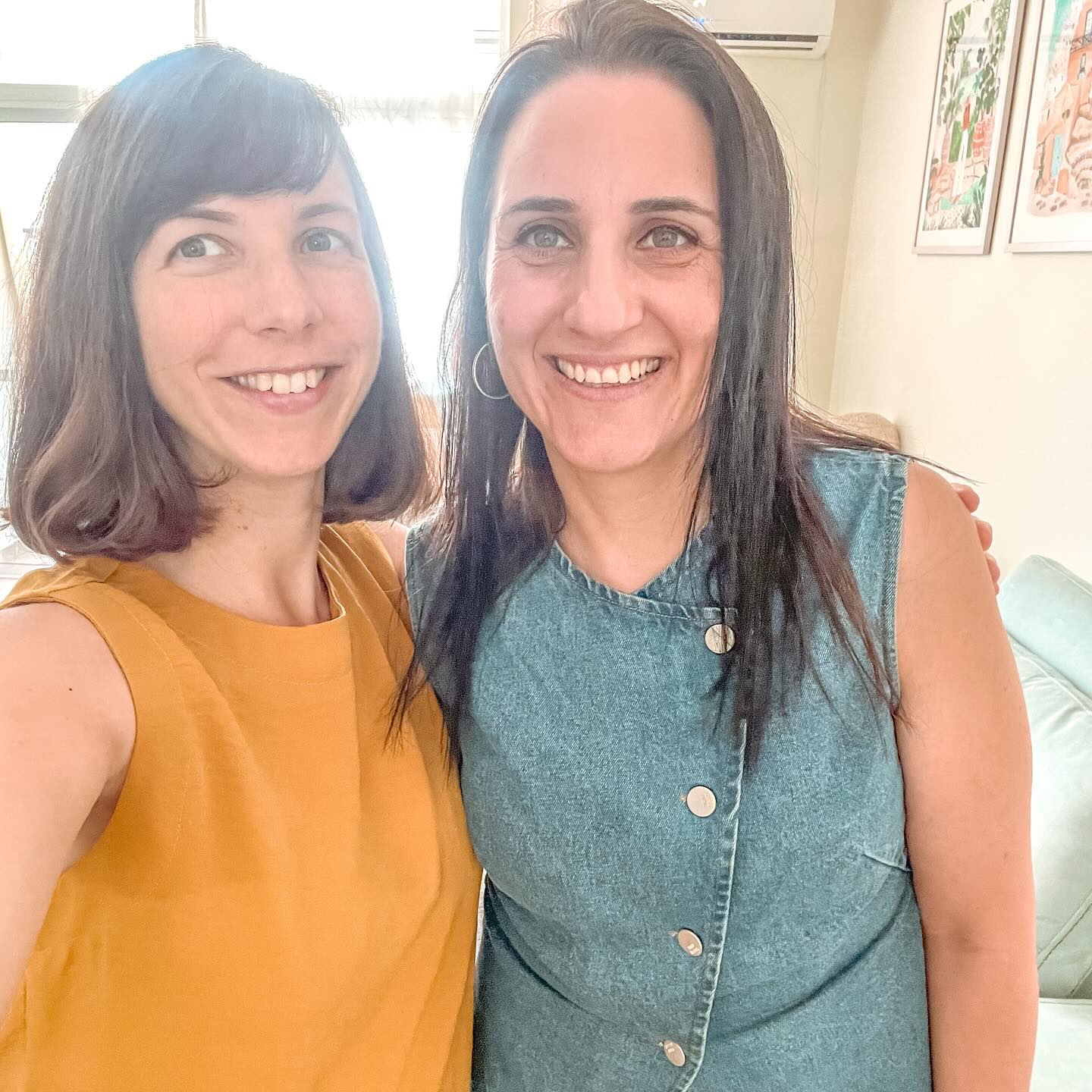 פרק 40 🎧 רויטל: על האומץ להיפרד ועל האומץ לחזור
רויטל, 41, התחתנה ממש לאחרונה – בגיל 40, אחרי שנים של רווקות, פרידות והתלבטויות. בהתאמה קוסמית – לכבוד פרק מספר 40 (!!!) בפודקאסט, היא הגיעה לספר כאן את הסיפור שלה. סיפור לא שגרתי, מלא באומץ, שבירת דפוסים והשראה.
בשיחה פתוחה ואינטימית היא משתפת על השנים לבד, על הרגעים הקשים שהפכו להזדמנות לצמיחה, על הבחירה להיפרד וגם על הבחירה האמיצה לחזור, אחרי שנה שלמה בנפרד. דווקא שם, כשכולם אמרו “אל תחזרי לאקס”, רויטל וליאור למדו מה חסר להם, עיבדו את הפחדים והחששות, וחזרו לקשר ממקום חדש – עם ודאות, עם יותר כנות ובעיקר עם בחירה מחודשת אחד בשנייה. החזרה הזו הפכה את הזוגיות שלהם לחזקה ובוגרת יותר, והובילה אותם אל חתונה מפתיעה בווגאס 😊
בנוסף, דיברנו על מה זה אומר לבחור בעצמך גם מול “שעון חברתי מתקתק”, איך מזהים דפוסים מכשילים שחוזרים על עצמם, איך דווקא גמישות ופתיחות מאפשרות לזוגיות הנכונה להגיע ולמה טיול לבד הוא הסדנה הכי טובה לחיבור עם עצמך.
תודה לרויטל המהממת על פרק חגיגי ומלא בתובנות.
זה לא סיפור סינדרלה. זה סיפור אמיתי על איך לא לוותר על עצמך גם כשהדרך מתארכת, על כך שאין גיל ואין דרך אחת נכונה לאהבה – יש את המסע שלך.
מוזמנים ומוזמנות להקשיב, לשתף ולעזור לפרק הזה להגיע לעוד לבבות!
הפודקאסט ״Match-point - מרווקות לזוגיות״ זמין להאזנה באתר שלי וגם בכל פלטפורמות ההשמעה האחרות. לינק בביו.
💛 ליטל