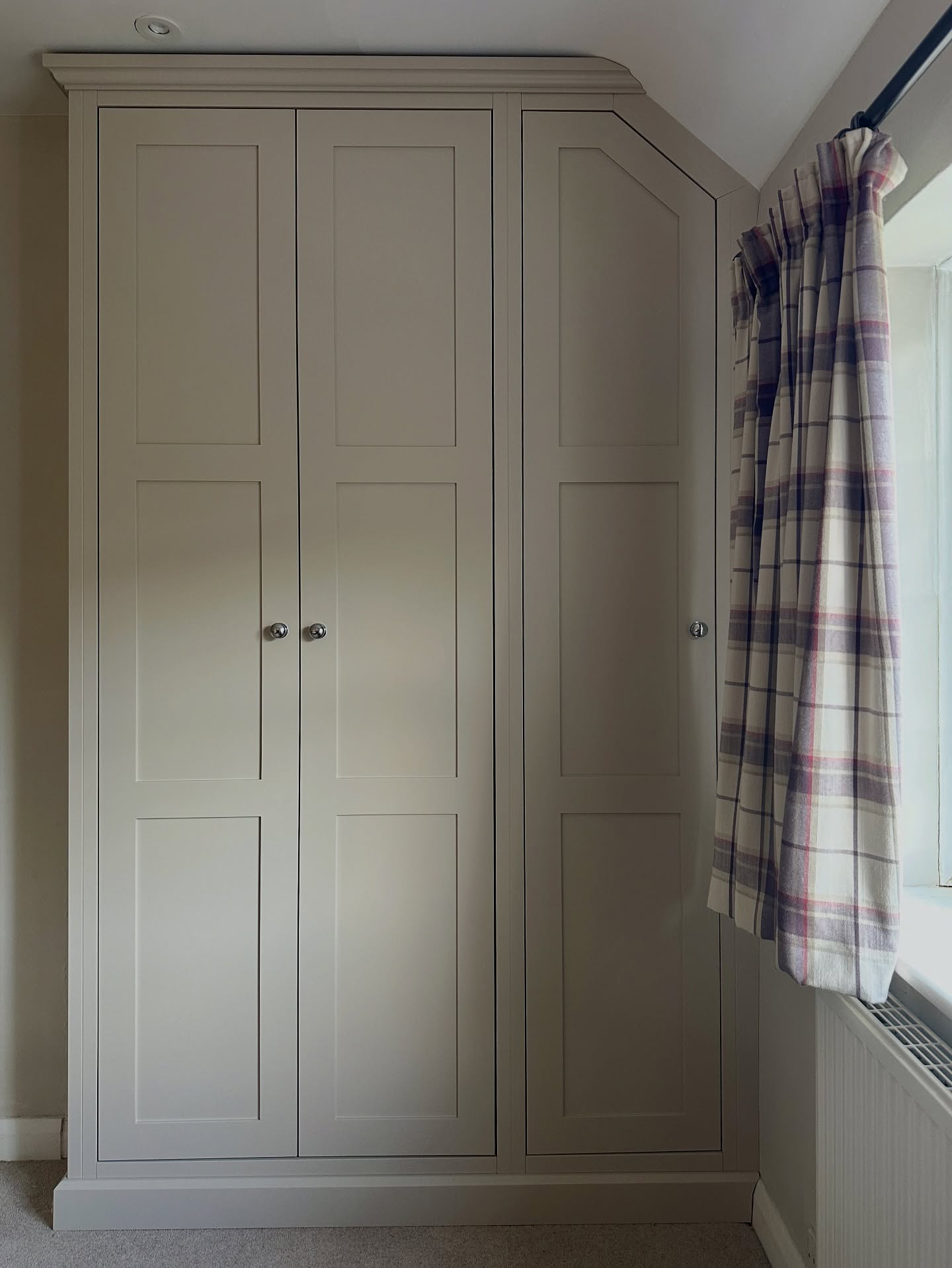 Bespoke Three Panel Wardrobe Installation.
Crafted as part of an exclusive joinery package, this three panel wardrobe combines timeless design with exceptional craftsmanship. One of three bespoke pieces created for this client, each element reflects our commitment to precision, balance, and beauty in every detail.
We would be delighted to discuss multi room projects or full home joinery packages.
Enquiries: dowels@icloud.com
#joinery #bespoke #desgin #custom #interiordesign #furniture