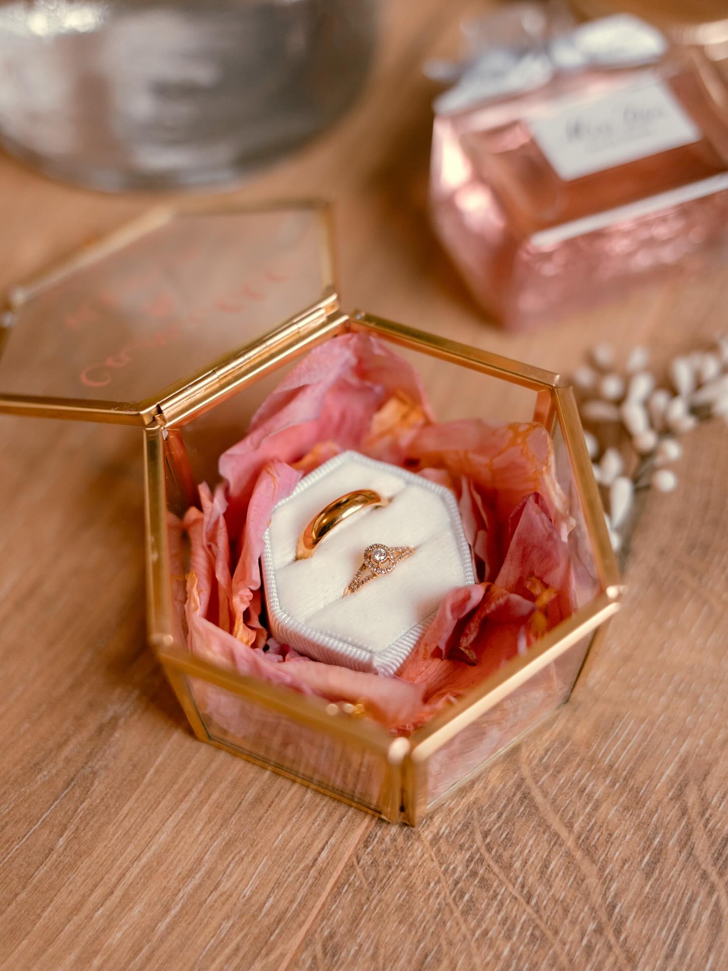 JALMA’Event ✨ M A R I A G E ✨
L’élégance se trouve dans les petits détails ✨
Vous avez envie d’un mariage à votre image ?
Je m’occupe de la personnalisation de toute votre décoration.
Venez me parler de votre projet par message, email ou via le formulaire de contact sur mon site internet ➡️ Lien dans ma bio
✨Domaine : @domainemoulindesaintyves
✨Photographes : @laurestudiophotographe & @alexandraclouet_photographie
✨Vidéaste : @zoom.et.shoot
✨Décoration : @jalmaevent
✨Dj : @gillesdrums
✨Maquillage/coiffure mariée & témoins: @makeup_bymauda
✨ Robe : @claudine.creation
✨ fleurs : @lejardindemadimina
✨ alliance : @mauboussin_officiel
✨ accessoires : @lizeronparis
✨ papeterie : @cottonbirdfr
#eventdesign #mariage #moulin #jalmaevent #decoration #wedding #weddingday #event #evenement #bretagne #flower #morbihan #deco #personnalisation #weddingdecoration