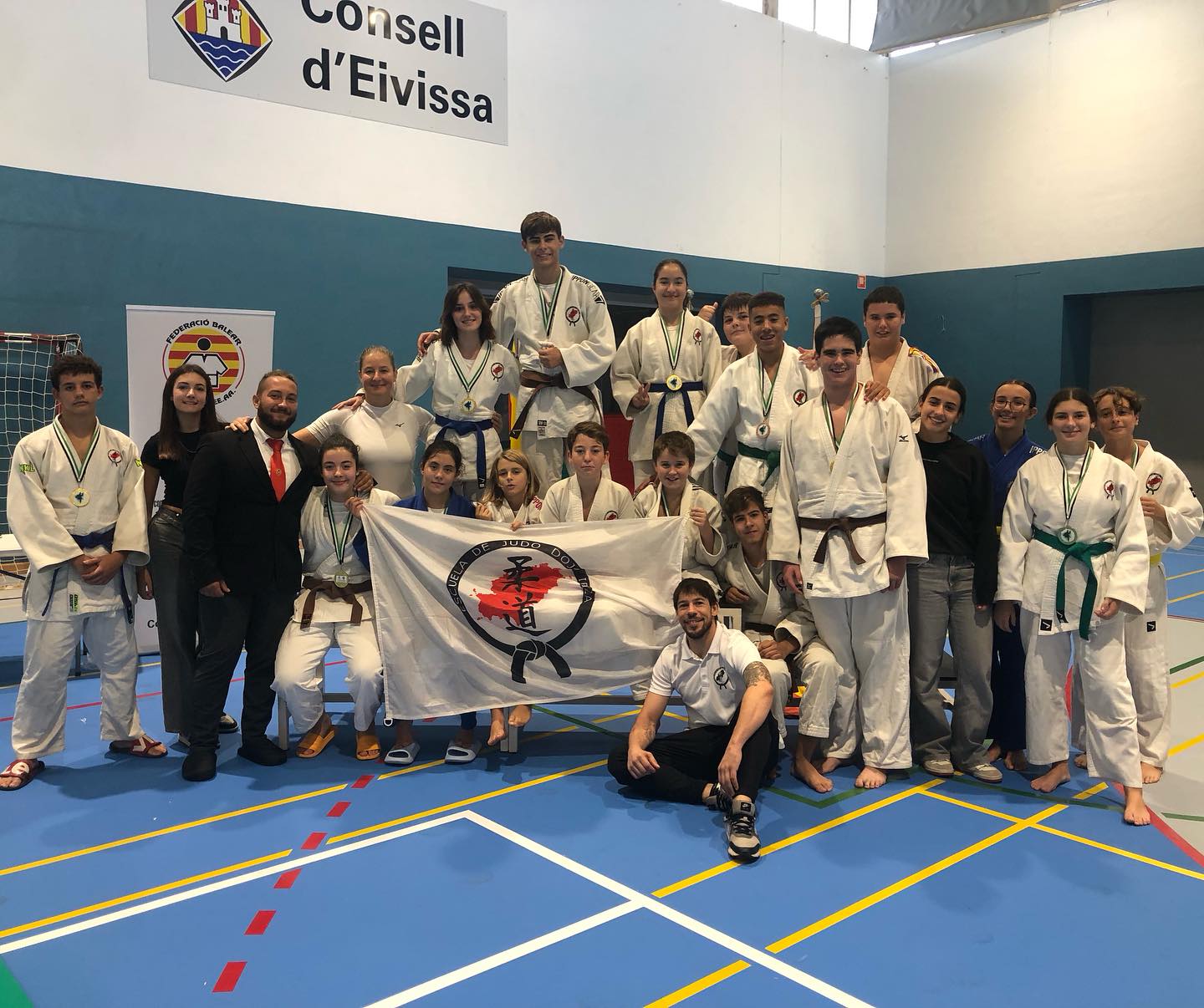 Hoy hemos tenido doble cita en Blancadona. Por un lado se ha celebrado el cto Baleares senior donde nos han representado Fanny 🥇, Izan 🥉 y Adriana 🥉
Antes, hemos participado en el 2º control escolar, donde un equipo formados por 16 judokas se han puesto a prueba, consiguiendo un total de 8 🥇; 3 🥈 y 3🥉
No podemos estar más orgullosos!🤩
🥇oros
Infantiles:
Eric
Alai
Pep
Sara
Cadetes:
Leonora
Tanit
Adriana
Toni
🥈platas
Infantiles:
Marc
Diego
Lucia
🥉bronces
Infantiles:
Joan
Oliver
Cadetes:
Mohamed
🍫también han participado
Infantiles:
Carlos
Nadia
Además han participado en la organización y arbitraje:
Rodrigo, Ingrid y Bruno
Pasito a pasito vamos creciendo, vamos mejorando