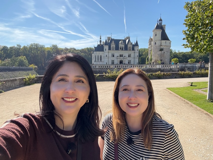 🇫🇷 E o último episódio da nossa série Vale do Loire já está no ar no canal! Essa viagem vai deixar saudades!
Mostramos o Castelo de Chenonceau, o famoso “castelo das damas” e o Castelo de Amboise, onde a realeza francesa e o gênio Leonardo da Vinci andavam por ali. Dois dos castelos mais belos e cheios de história da França, além de curiosidades e dicas pra quem quer explorar a região.
🎥 Assista agora no canal EmiLou Day by Day | Irmãs Viajantes e descubra por que o Loire é uma das viagens mais encantadoras da Europa.
#ValeDoLoire #CasteloDeChenonceau #CasteloDeAmboise #ViagemCultural #EmiLouDayByDay #IrmãsViajantes #França #CastelosDaFrança #ViagemPelaEuropa #RotaDosCastelos