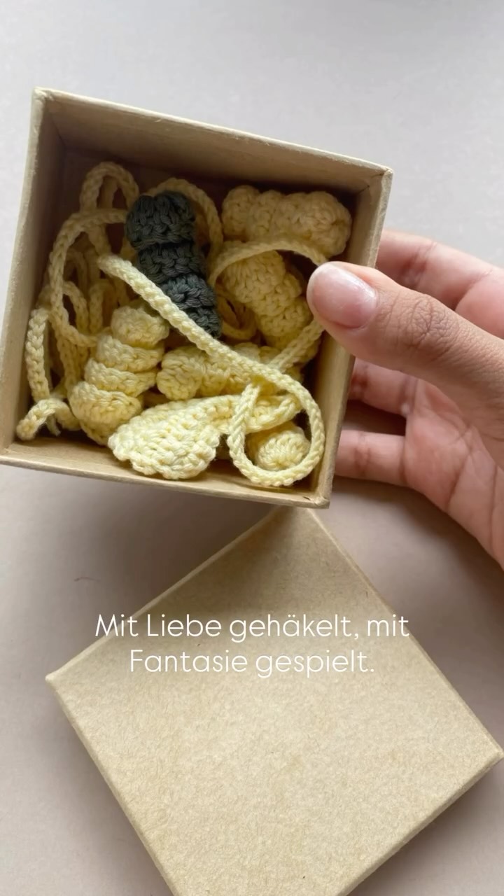 Spielzeit mit Sinn – ganz ohne Plastik!
Unsere handgehäkelten Spielnudeln sind mehr als nur Spielzeug – sie fördern Fantasie, Kreativität und freies Spiel.
Liebevoll in Handarbeit gefertigt
🌿 Aus 100 % Bio-Baumwolle – weich, sicher & nachhaltig. Inspiriert von der Waldorfpädagogik.
Im Kinderkaufladen oder in der Spielküche – diese kleinen Nudeln laden zum Rollenspiel, Lernen & Träumen ein.
#kinder #nachhaltig waldorfpädagogik #nachhaltigspielen #biobaumwolle #handgehäkelt #spielküche #kinderkaufladen #montessori #waldorfspielzeug #spielzeugmitliebe #handmadeforkids #plastikfrei #natürlichspielen