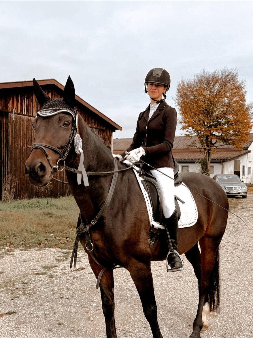 Gratulation an Karolina Pohl, die heute ihren ersten Turnierstart hatte. Sie startete in einem Reiterwettbewerb Schritt - Trab -Galopp und ritt direkt mit Farina auf den zweiten Platz.
🎉🥳🎊🎁🎈
@rfv_stgeorg_noerdlingen
#reiten #dressur #horsesofinsta #dressage #reitverein #reiterwettbewerb #turnier #reitezudeinerfreude🐴❤️💪😁 #equestrian #equestrainlife #equestrainstyle #noerdlingen