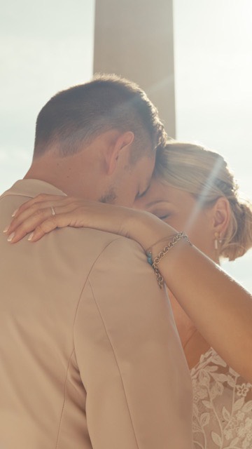 Aujourd’hui, je suis heureux de vous présenter le teaser du mariage de Juliette & Clément 🎥
Un film qui me tient particulièrement à cœur.
Juliette est la sœur d’un ami de lycée, alors forcément, j’étais touché qu’ils me fassent confiance pour capturer leur grand jour.
Avec Clément, ils forment un couple sincère, pudique mais profondément attachant. On a vite créé une belle complicité, simple et naturelle — exactement comme eux.
Ce teaser, c’est le reflet de tout ça : de l’émotion, de la tendresse et une histoire racontée avec le cœur. ❤️
#mariage #arras #teaser #weddingday #weddinginspiration