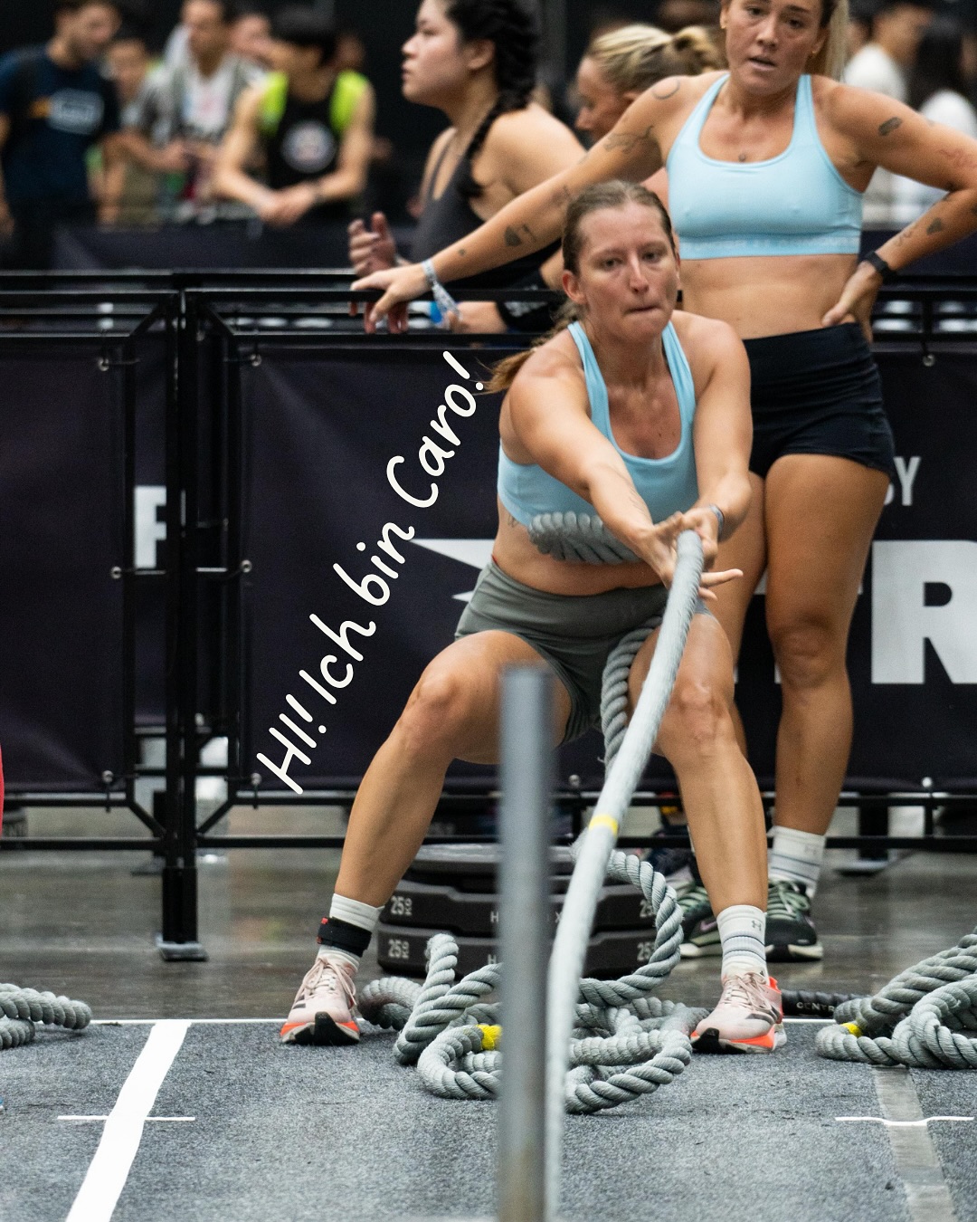 Hi, ich bin Carolin Klein, Social Media Managerin mit Sport-DNA. 🏋️♀️
Ich helfe Fitness-, Health- und Lifestyle-Brands dabei, sichtbar zu werden
mit Content, der verbindet statt überfordert.
Mein Alltag spielt sich zwischen Hyrox-Training, Tauchsessions und Strategie-Calls ab.
Ich lebe in Kuta Lombok (Indonesien) und Stuttgart, umgeben von Bewegung, Natur und Community. 🌴
Was mich antreibt?
Ich glaube, dass Social Media mehr kann als Likes.
Es kann motivieren, inspirieren und echte Verbindungen schaffen.
So wie Sport Menschen zusammenbringt, die sich gegenseitig pushen.
Mit dieser Energie entwickle ich Strategien und Storytelling,
die Marken spürbar machen:
Authentisch, klar und mit Wirkung. ⚡️
Wenn du willst, dass deine Marke nicht nur im Feed auftaucht,
sondern in den Köpfen und Herzen bleibt,
dann connect dich mit mir.