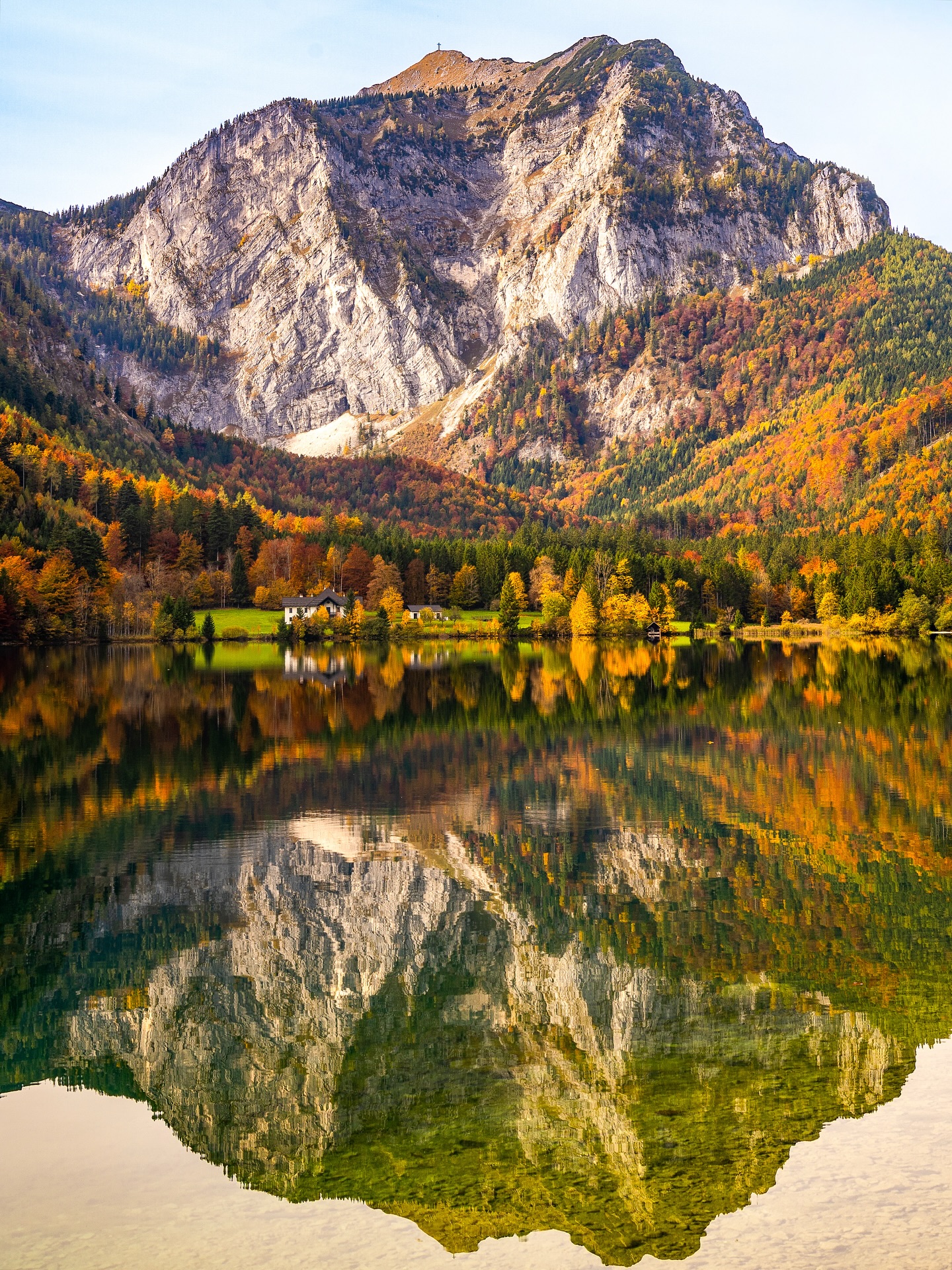 L a n g b a t h s e e n 📍Im Sommer ein Traum, aber im Herbst einfach unglaublich. 😍
.
.
.
.
.
#langbathseen #vordererlangbathsee #herbststimmung #thisisaustria #photographypassion #ausflugsziel #salzkammergut #visitaustria #visitsalzkammergut #autumninaustria #reflectionperfection #beautifulnaturephotography