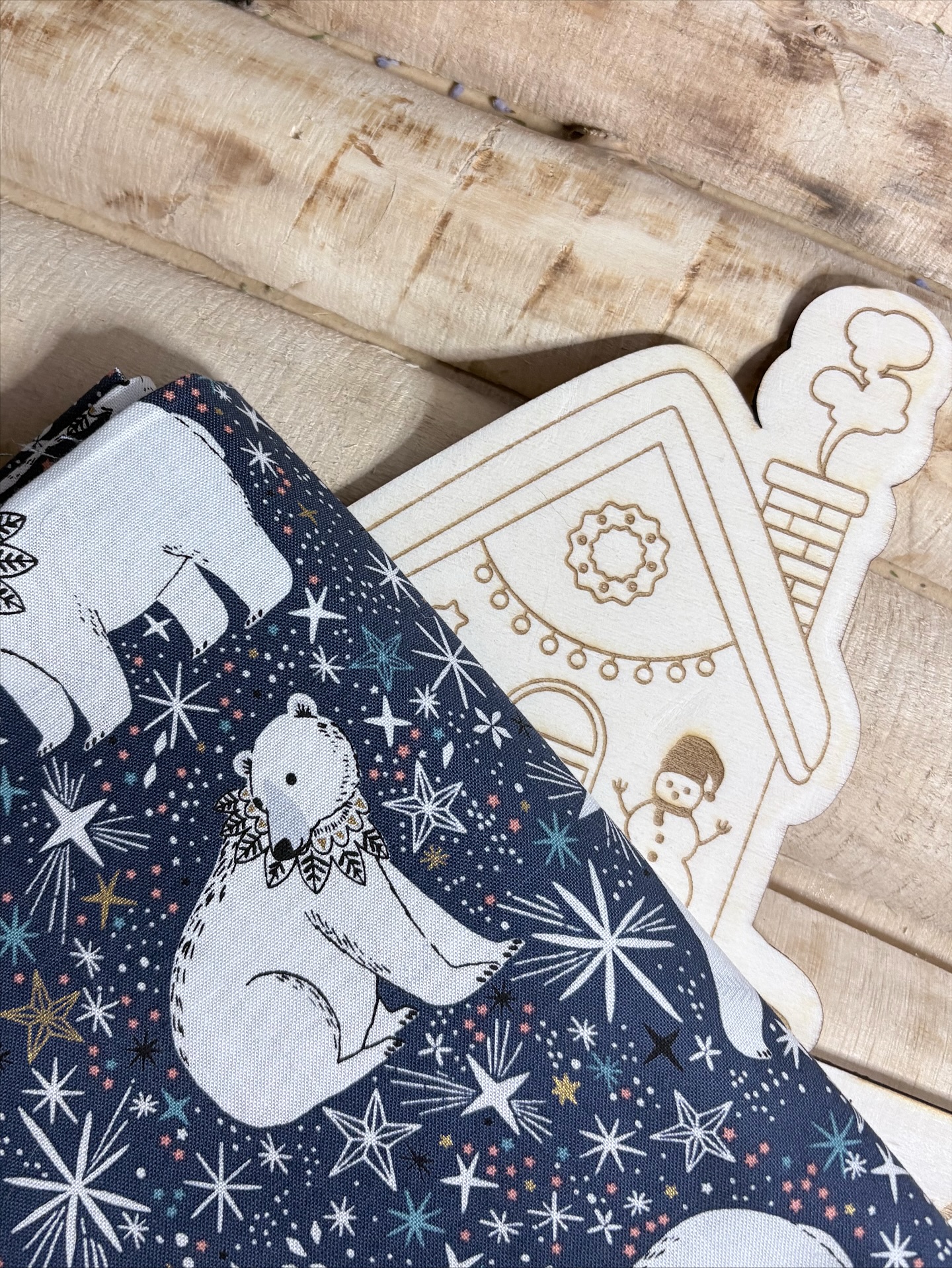 Début d’après-midi à l’atelier ✨
J’ai eu le plaisir d’accueillir Sophie pour la prise en main de sa nouvelle brodeuse 💛
Un beau moment de partage, comme je les aime,
quand la machine se dévoile et que la créativité prend confiance.
Et puis, entre deux cours, l’atelier continue de s’animer :
un nouveau projet 100 % Noël est en préparation,
avec du tissu, du bois gravé… et même quelques pin’s en fabrication 🎄
J’ai la chance d’avoir quelques jours de congés sur mon emploi salarié, ce qui me permet d’ouvrir l’atelier jusqu’à vendredi pour les cours particuliers.
La semaine prochaine, pendant que mon mari termine quelques travaux à côté,
je partagerai mon temps entre les nouvelles créations et la mise en hivernage du jardin 🌿
C’est un peu la course, mais c’est aussi ce que j’aime dans ce métier : créer au rythme des saisons et de la vraie vie 🧵💛
#ateliercocooning #coursbroderie #broderiemachine #faitmainatelier #boisgravé #preparationdenoel #creatricelocale #viedartisane #gravuresurbois #gravurepersonnalisée #dashwood #dashwoodstudio