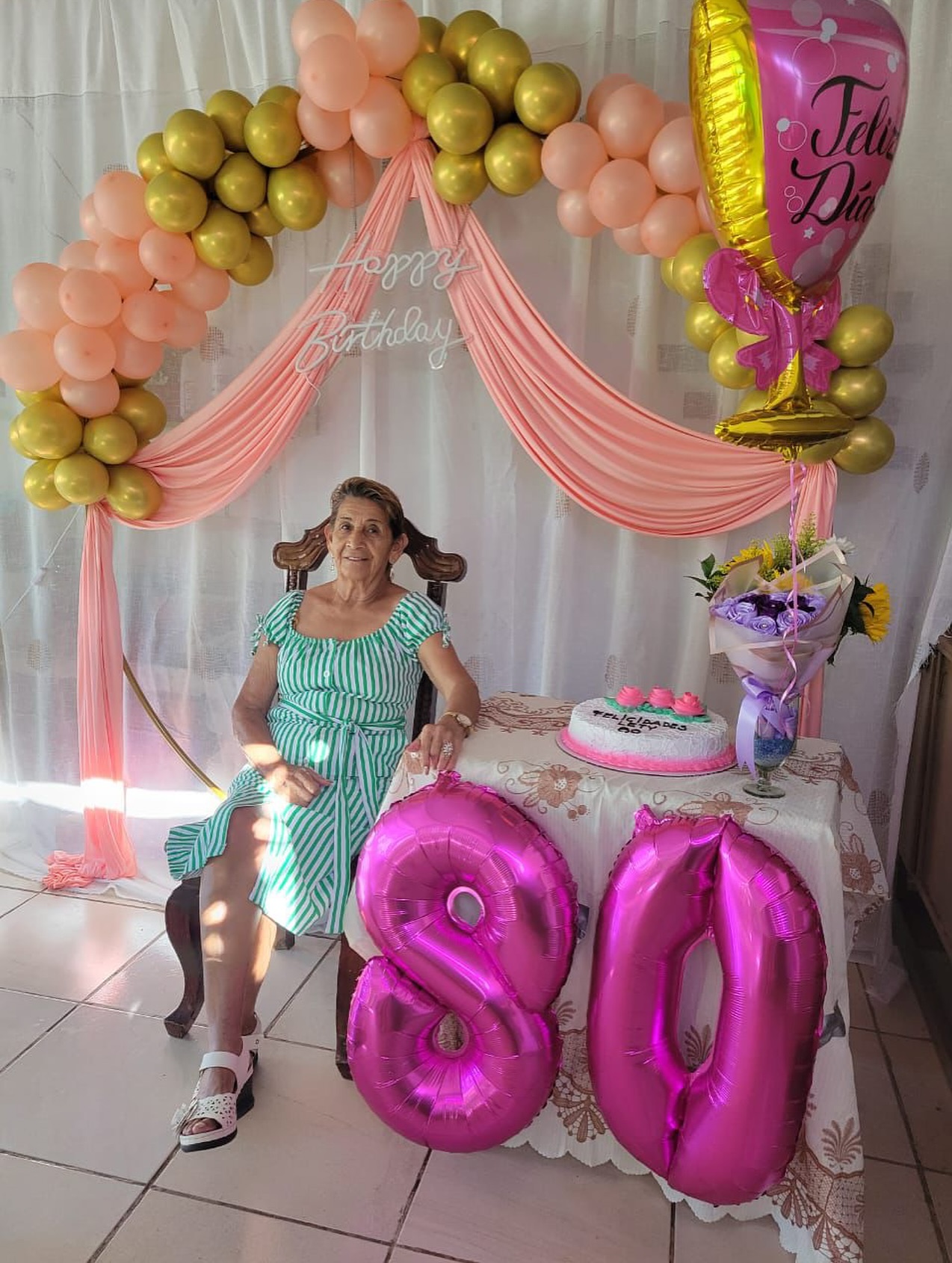 🌺 Feliz cumpleaños a nuestra querida Abuela Leticia 🌺
Hoy celebramos la vida de una gran mujer —la raíz de nuestra familia y la fuerza.
Una mujer que ha sabido enseñar con el ejemplo, con trabajo, con amor y con una sabiduría que solo dan los años vividos junto al mar.
Nuestra abuela ha sido y sigue siendo una verdadera guerrera, la mamá de los Murillo Nuñez la que nos inculcó el valor de mantenernos unidos, de respetar la naturaleza y de salir adelante con humildad y coraje.
Gracias por tanto, por las historias, las risas, los consejos, y por ser el corazón de esta gran familia.
Hoy te celebramos con todo nuestro cariño y orgullo. 💛
¡Feliz cumpleaños, Abuela!
De parte de todos los que llevamos el apellido y el amor por Bahía Magdalena en el corazón. 🌊🐚