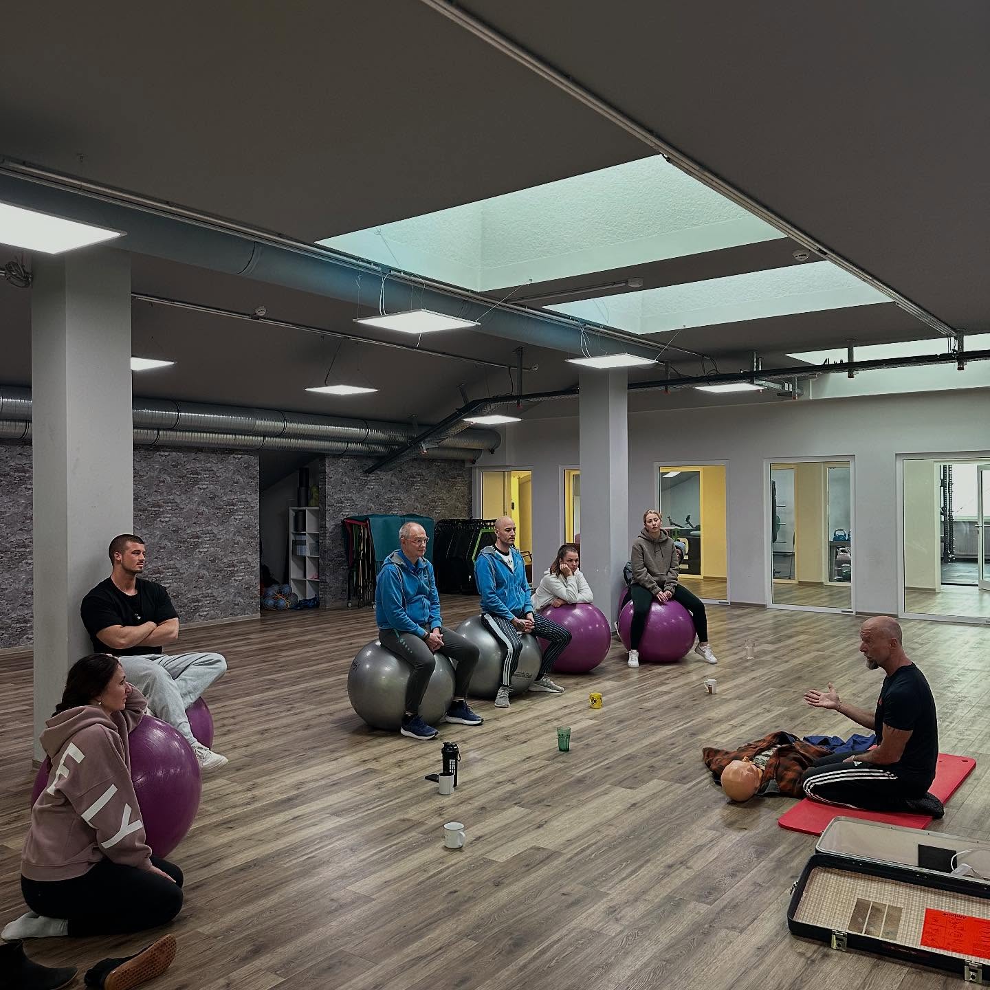 🩺 Erste-Hilfe-Schulung mit dem gesamten Team! 💪
Heute haben wir unser Wissen aufgefrischt, um im Studio-Alltag für alle Situationen bestens vorbereitet zu sein.
Sicherheit und Verantwortung stehen bei uns an erster Stelle – für euch und für uns! ❤️🔥
#ErsteHilfe #Teamwork #Fitnessstudio #Sicherheit #FitUndBereit #GemeinsamStark #Fortbildung
