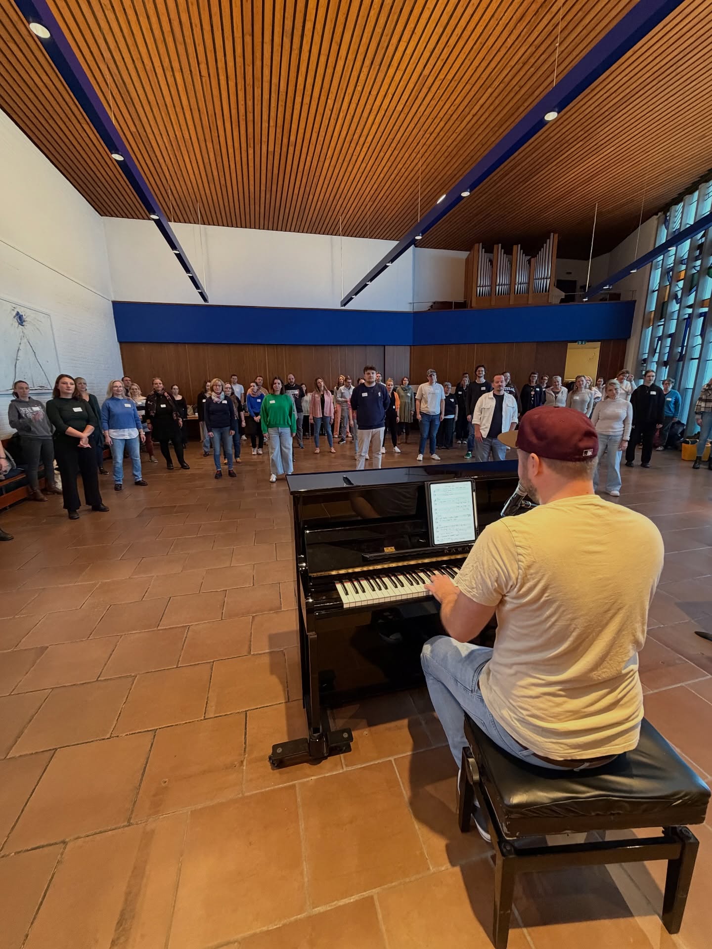 🎶 Sing, Eat and Chill. Was für ein Samstag! 💥 Wir haben geprobt, gegessen, viel gelacht – und dabei ordentlich was auf die Beine gestellt. Unser Adventsprogramm nimmt langsam Form an (ja, Weihnachten kommt schneller, als man denkt). Dazu gab’s frische Impulse mit einer neuen Body-Percussion-Session. 😅
Bei der „Building the Band Challenge“ sind wir in 6 Gruppen abgetaucht und haben uns Mottos, Jingles und Shouts für den Popchor Spandau ausgedacht. Kreativ, laut und mit einem ordentlichen Quäntchen Ironie… 😉🔥
Danke an alle, die mit Stimme, Herz und Humor dabei waren!
📅 Save the Date: 6.12. – Unser Adventskonzert steht an! Kommt vorbei, wenn wir das alles (und mehr) auf die Bühne bringen.
