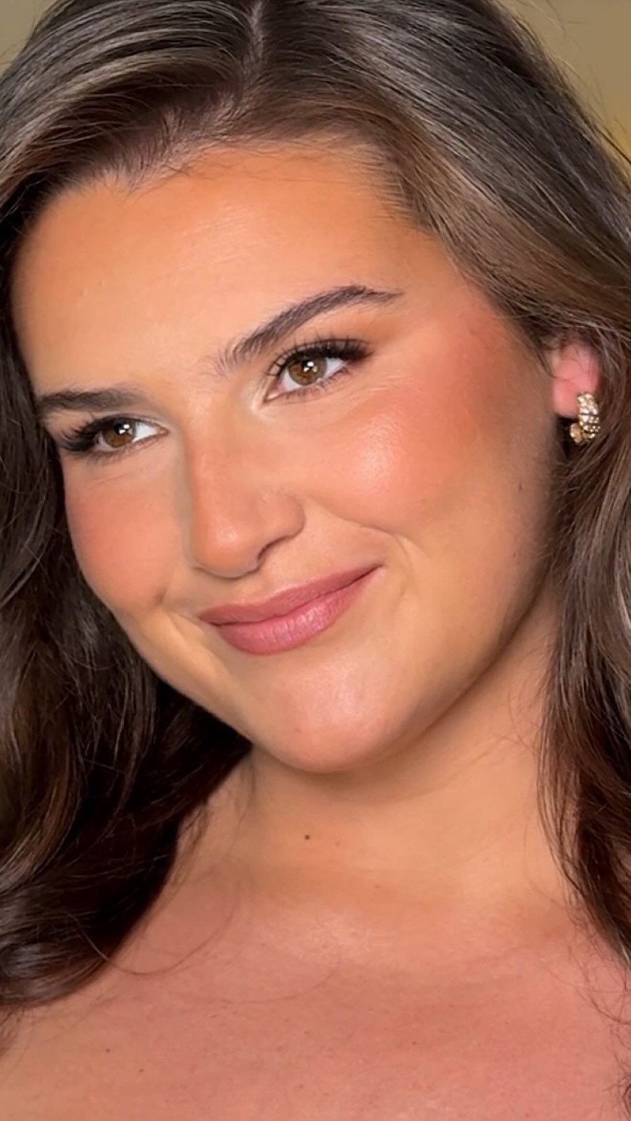 When your bride is Ashley Grahams twin š¤š¼š¤š¼š¤š¼
SAVE this look if you love soft brown smokey eyes with warm, bronzed, dewy skin.
Our 2026 books will be closing by the new year
Tap the link in our bio to secure makeup services for your wedding day with our team
Makeup @angelazavala.mua
Hair @mariaangela.ny
#longislandmakeupartist #longislandbride #longislandbridalmakeupartist #longislandmakeupandhair #weddingday #newyorkmakeupartist #bridalmakeup #weddingideas #makeupideas #bride #weddingtips #makeuptips #weddinginspo #makeupinspo #destinationmakeupartist #northforklongisland #montauk #montaukmakeupartist #makeuptutorial #bronzeymakeup #naturalmakeup #glowymakeup #royaltonmansion
Long Island Makeup Artist Long Island Wedding Makeup Long Island Bridal Makeup
New York Bride to be