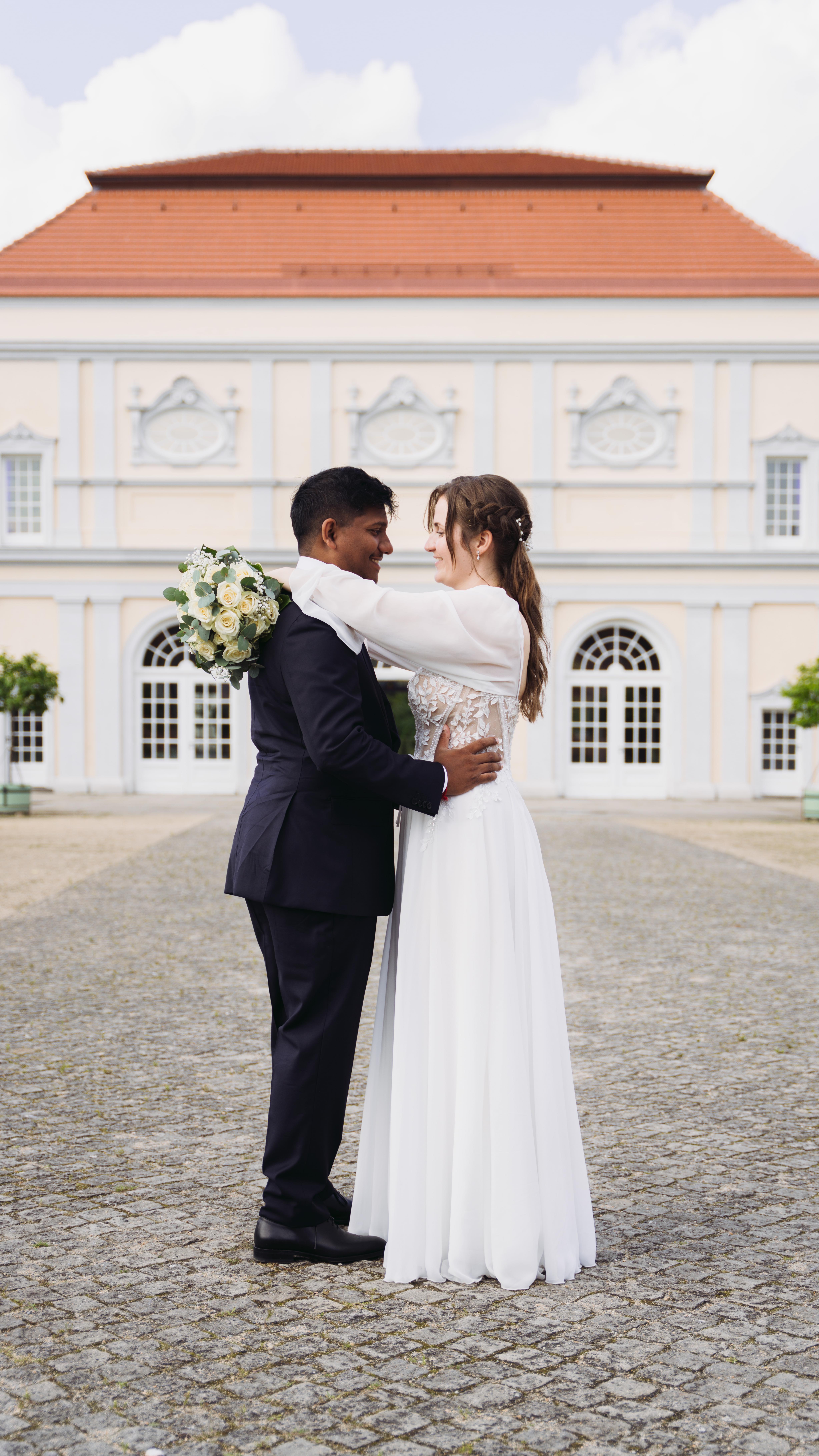 Spannende Einblicke hinter die Kulissen von unserem Brautpaarshooting mit Anja und Anusan. Wie findet ihr die Fotos?😊
•
•
•
#wedding #photography #hochzeit #justmarried #love #lovestory #brautpaarshooting #hochzeitsfotografberlin #weddingphotography #weddinginspiration #hochzeit2025 #weddinglocation