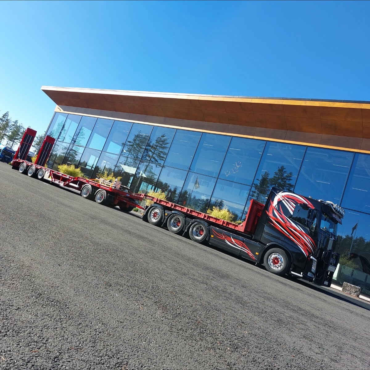 Vi utökar flottan med ytterligare ett maskinsläp 😃
Tack @hakarpsequipment för affären 🤩🤝