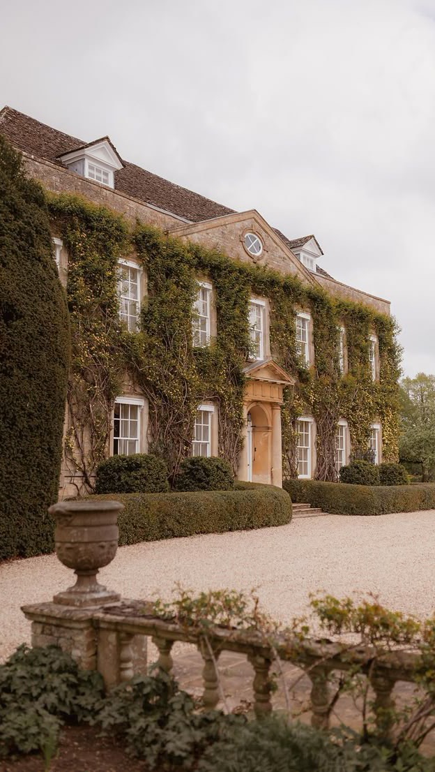 Something that really saddens me when I talk to the women in my chair, I often hear…
“I used to wear makeup all the time but I feel like I’m just getting too old now and don’t know how to do it anymore” or “I used to LOVE doing my makeup but I just don’t have the time anymore”
Feeling confident, strong, creative and flippin beautiful should be a priority on everyone’s list but I get it, a glam makeup routine isn’t on the everyday agenda!
But when it comes to your wedding day!
IT’S 👏NOT 👏LIKE 👏 EVERYDAY
Why wouldn’t you go all out?
Reconnect with your femininity, boost your confidence and feel not just like the old you but the BEST you!
Fall in love with makeup again
Fall in love with your confidence
Fall in love with YOURSELF
All over again and be totally obsessed with your bridal beauty!
I specialise in polished high glamour bridal makeup that never looks over done and captures attention is the best way! ✨
Dm me today and lets chat about creating your red carpet glamour moment
#warwickshirewedding #worcesterwedding #gloucestershirewedding #herefordshire #shropshire #thecotswolds #cotswoldswedding #cotswoldsmakeupartist #worcestermakeupartist #birmimghammakeupartist #redditch #stratforduponavon #gorcotthall #elmorecourt #manorbythelake #hawkstonehall #ragleyhall #bourtonhall #hamptonmanor #primrosehillfarm #bridetobe #editorialbride #elegantbride #luxurywedding #crippsbarnwedding #brideinspo #hamptoncourtcastle #davenporthouse #redcarpetmakeup