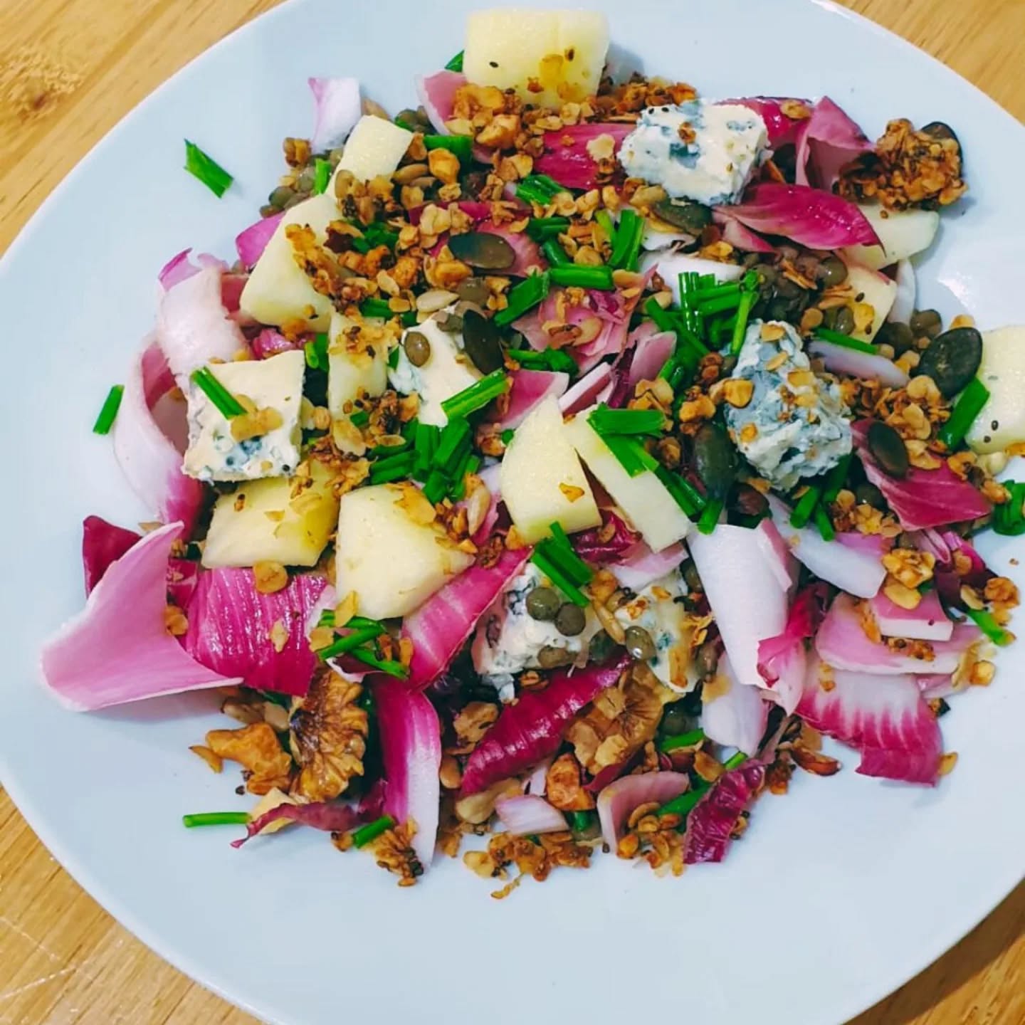 ON RESTE OUVERT PENDANT LES VACS !
Bon, on y est...le traditionnel coup de bambou du passage aux saisons froides...
On va passer en mode soupe dès lundi promis ! Bye bye les salades, merci d'avoir participé 👋🏻
Life lately at Plume :
1.2.3.4.5.6. Des plats d'entre-saison comme on les aime :
🍎 Salade de lentilles au bleu d'Auvergne et pommes avec le petit granola maison
🐔 Paëlla ensoleillée au poulet
🐟 Curry réconfortant d'eglefin au lait de coco
🍳Merguez relevées façon #ojjatunisienne aux pommes de terre et son œuf #bio coulant
🌱 Curry #veggie ça marche aussi
🥕 Carton plein pour ce traditionnel saucisse - purée de carottes et ses noisettes croquantes...
Finalement est ce qu'on l'aime pas déjà cette saison cooconing ? 🍁
7.8.9. Quelques extraits des prestas #traiteur depuis la rentrée ! 👩🏻🍳
Des boxs repas, des petits dejeuners et goûters d'entreprises, des pots de departs, des anniversaires, des cocktail d'entreprises...Merci merci merci ! J'adore cuisiner pour vous, et vous me le rendez bien 🥰😋
10. Les mots doux de @ouste_onsort_nantes by @ouestfrance.nantes ! Très heureuse de faire partie de leur sélection de restos où bien manger à -18€ à #nantescentreville !! 🙏💰
11. La rentrée de @les.cafpreneurs.nantes , les ateliers d'écritures @abclivre, vos pauses goûter en mode #coffeeshop...merci de faire de Plume un lieu vivant toute la journée ! Faites de cet espace le vôtre 🤩
On prépare déjà Noël...hâte de partager tout cela avec vous !
D'ici là on vous attend 😙
.
.
.
.
.
.
.
.
.
#nantescentreville @nantescentreville #catering #cateringservice #recette #coffeeshop #faitmaison #AuBonEndroit #cuisinelocale #recettedautomne #vegetarien