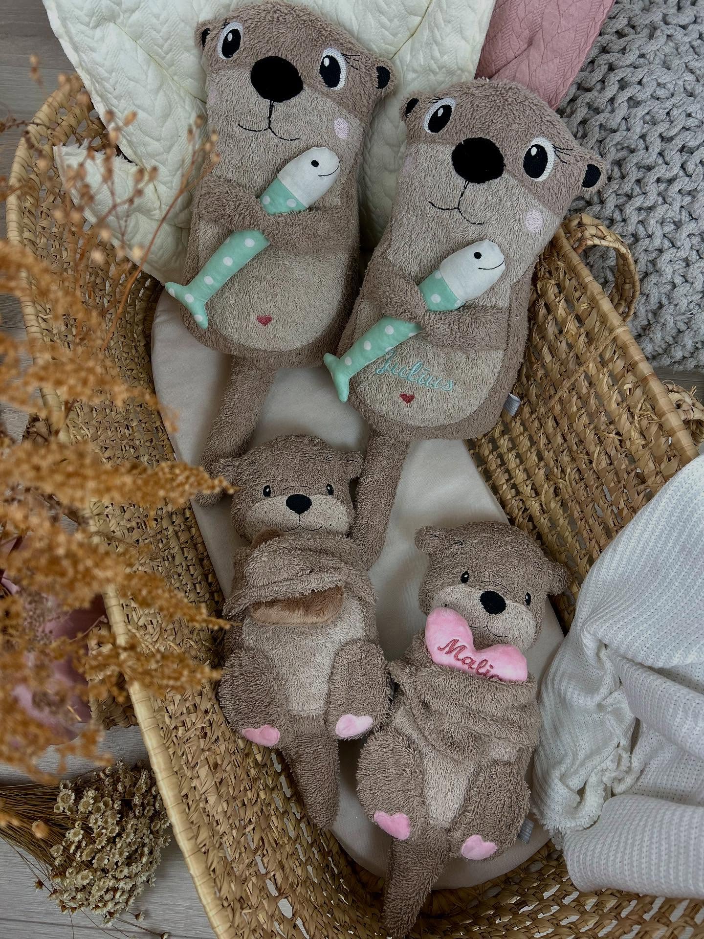 Für welchen Otter schlägt dein Herz?
Den kleinen Träumer mit dem Fisch oder das Kuschelherz mit Liebe im Arm?
Unsere kleinen Otterfreunde sind einfach zum Verlieben! Sie kuscheln, trösten und sind immer da, wenn kleine Hände nach Geborgenheit suchen. 🤍
Jeder Otter ist mit viel Liebe genäht – weich, warm und bereit, der neue Lieblingskuschelfreund zu werden.
Ob zum Einschlafen, Spielen oder Schmusen – sie bringen ein Lächeln in jedes Kinderzimmer.
Welcher Otter darf bei euch einziehen?
Onlineshop: artk-design.com
#artkdesign #kuscheltierliebe #otterlove #babyglück #kuschelzeit #stofftierliebe #babyzimmerdeko #handmade #lieblingskuscheltier #kuschelfreund #babygeschenk #plüschliebe #otterfans #geborgenheit
